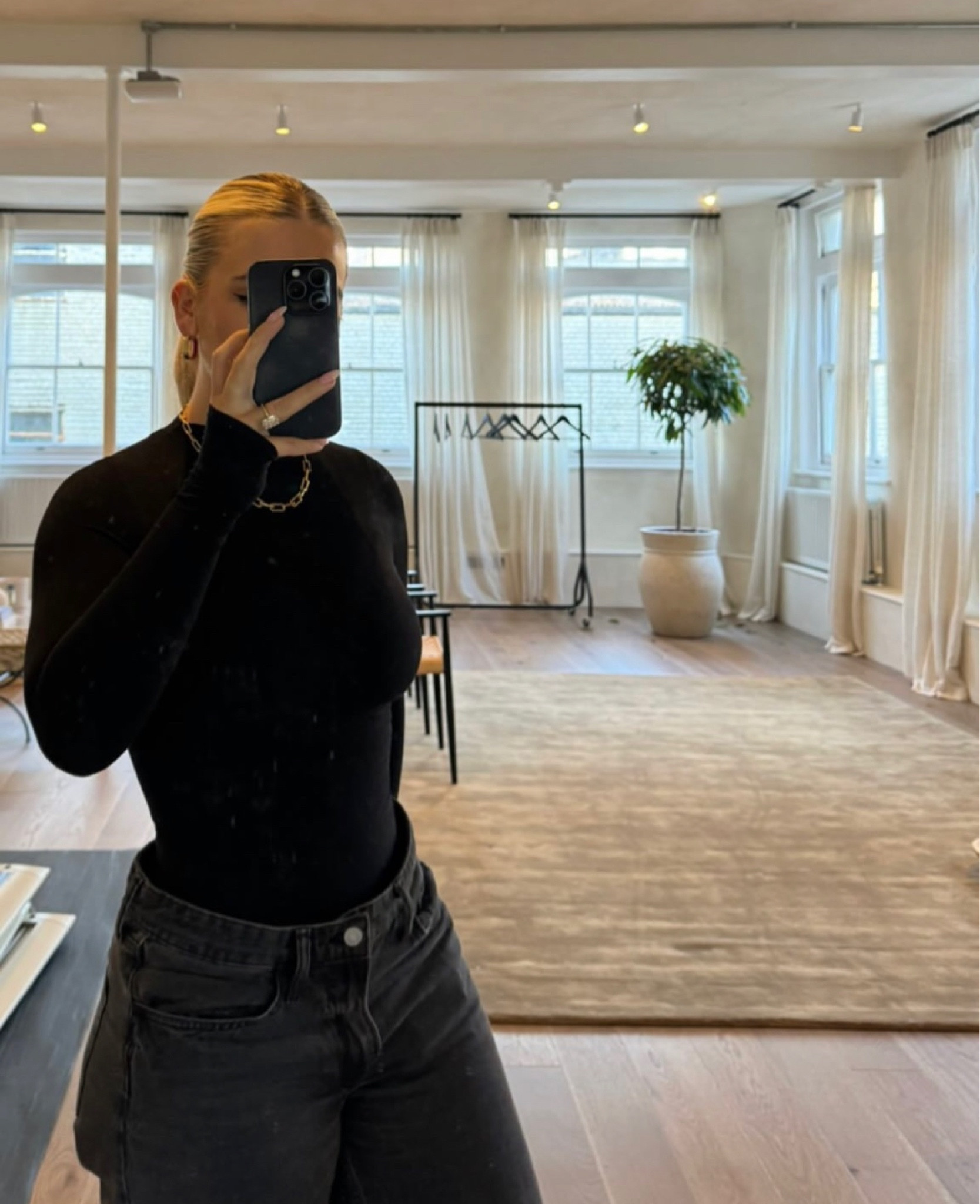 Long sleeve bodycon top, black jeans

#LTKeurope #LTKstyletip #LTKSeasonal