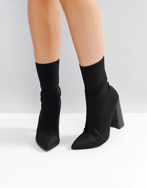 Public Desire – Libby – Schwarze Stretch-Stiefel aus Textil mit Absatz | ASOS AT