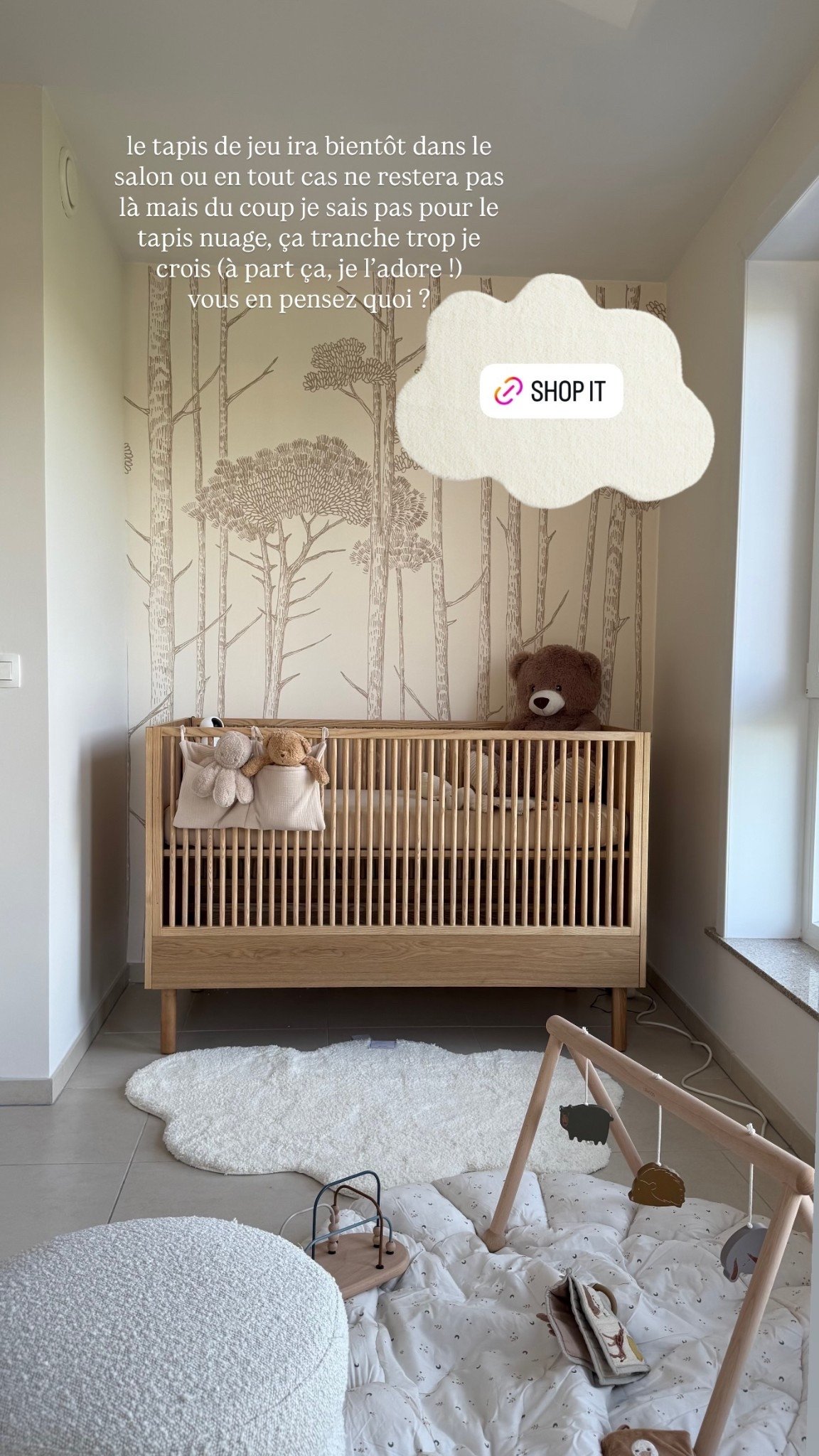 le tapis de jeu ira bientôt dans le salon ou en tout cas ne restera pas là mais du coup je sais pas pour le tapis nuage, ça tranche trop je crois (à part ça, je l’adore !)
vous en pensez quoi ?