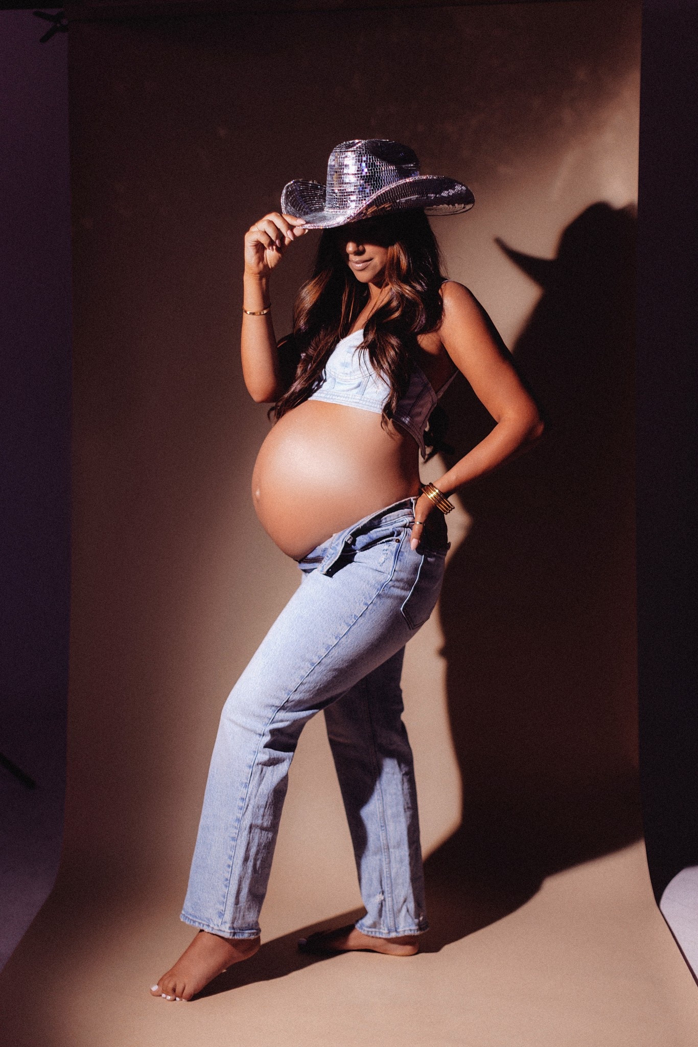 A classic maternity shoot look idea is white & denim. Easy to recreate without picking out a new wardrobe 

Dressupbuttercup.com #dressupbuttercup #dederaad 

#LTKmomlife #LTKBump #LTKdayinmylife