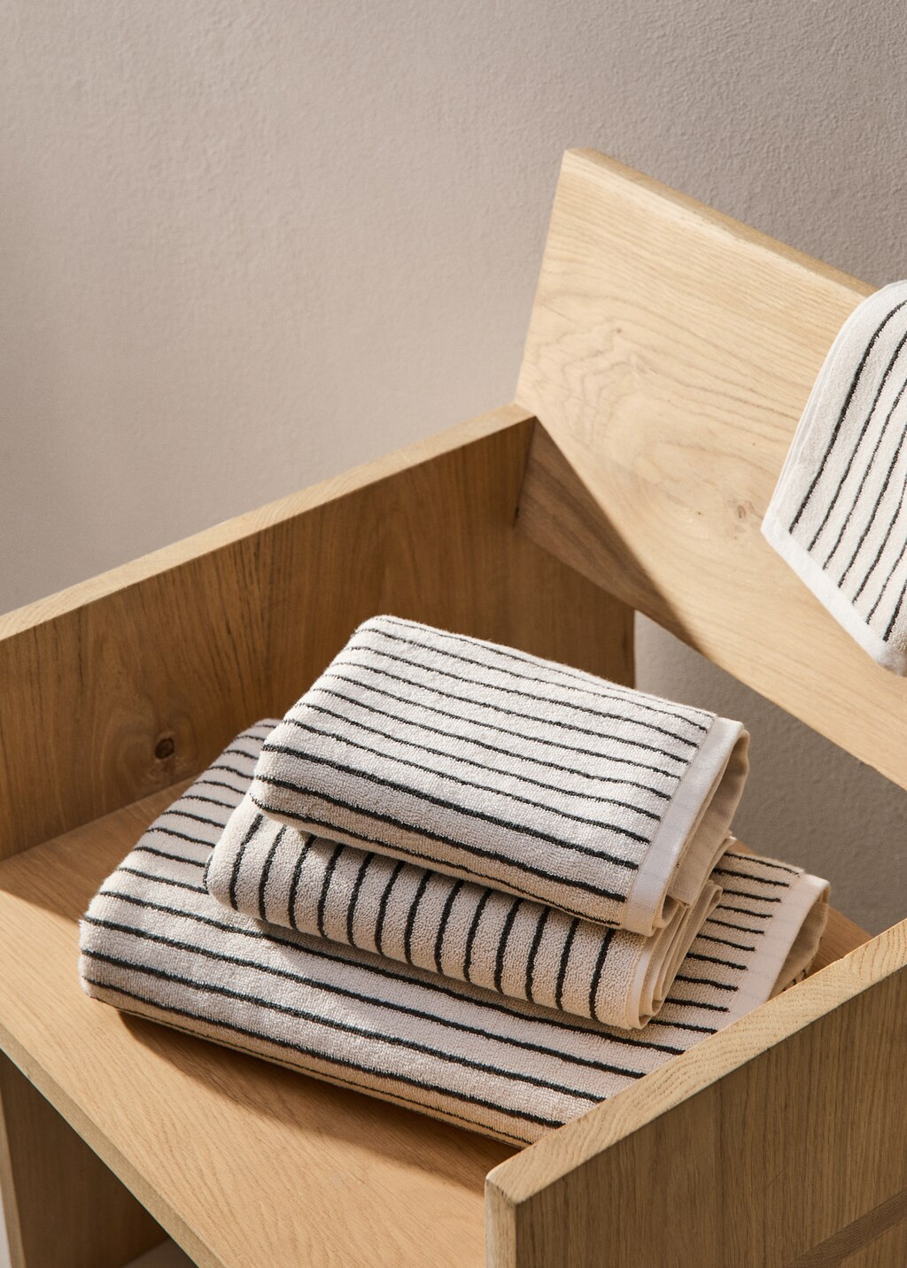 Striped hand towel 50x90cm - Home | MANGO USA | Mango (US/MX/AU)