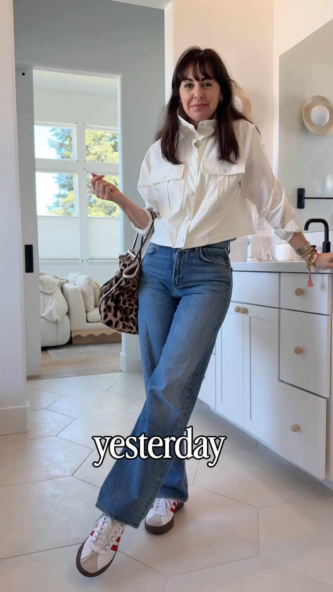 My #hautemama look of the day and one of 7 jean outfits worth repeating 

Use promo code closet_15 @Alice + Olivia 

I’m 5’4” and wearing an xs or size 25