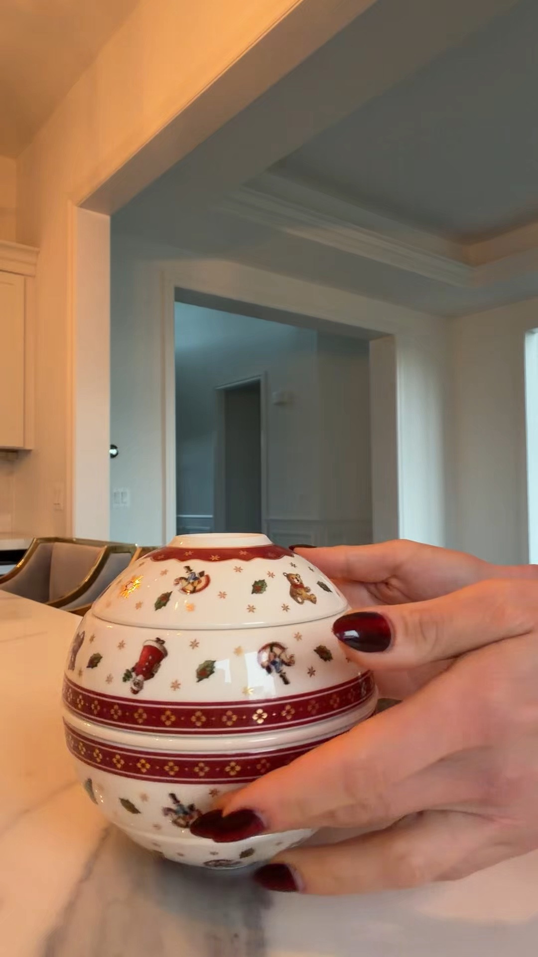The new Villeroy & Boch Toy’s Delight pieces are here and they may be my favorite holiday additions yet. 🎁🍷

The La Petite Boule looks like the prettiest Christmas ornament, then opens into five little serving dishes. Pair it with the Toy’s Delight wine glasses and suddenly holiday happy hour feels very chic.

Perfect for entertaining, gifting, and pulling out year after year. ✨

@villeroybochusa
#vbpartner #ToysDelight #HolidayTraditions