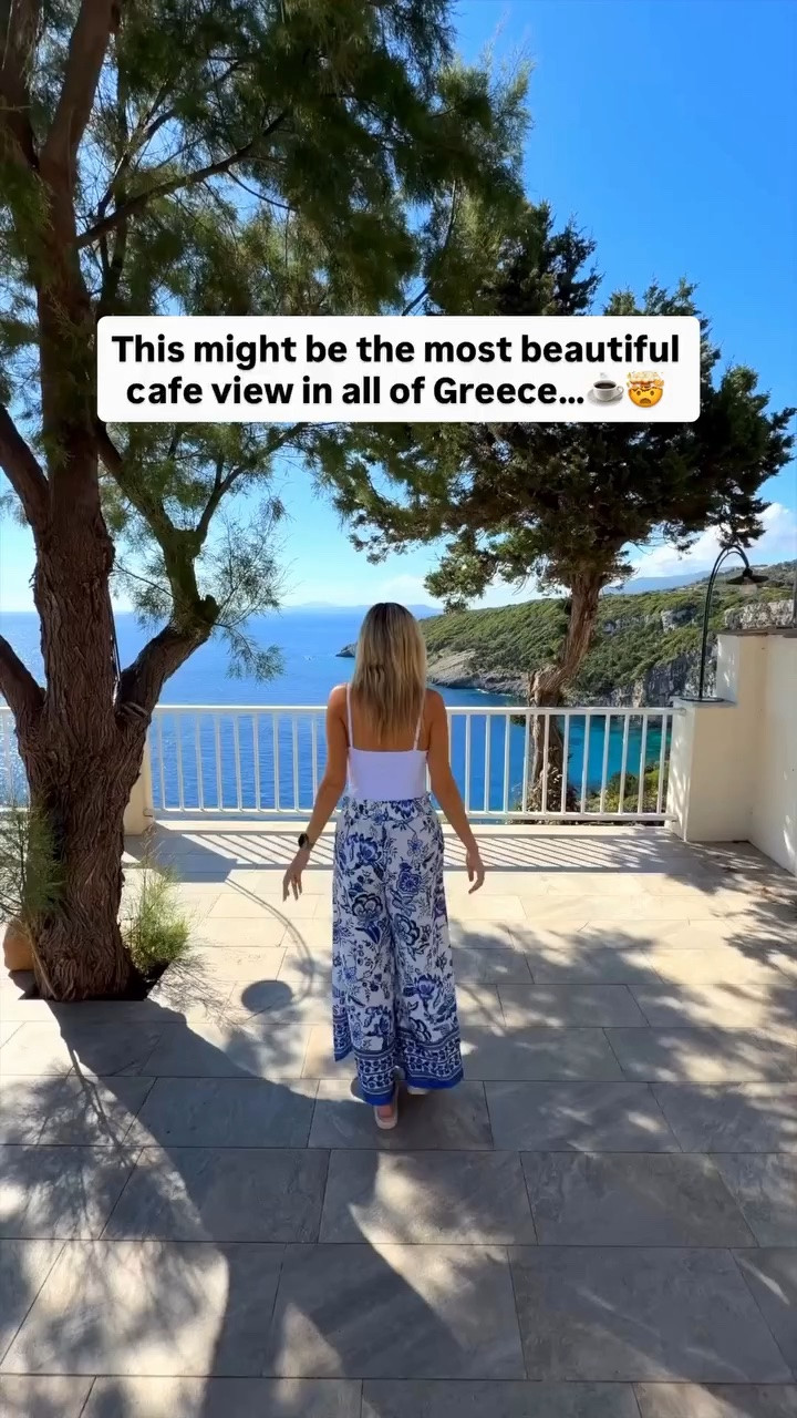 I can’t believe this was a random pull off on the side of the road 😍

📍Windmill Cafe, Zakynthos