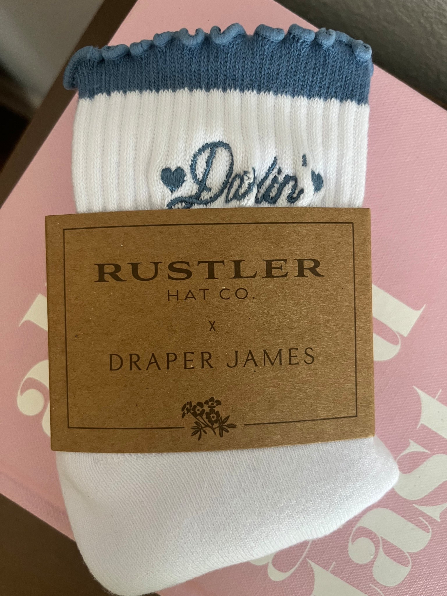 These “Darlin’” embroidered Ruffle socks from the Draper James x Rustler Hat Co collab are under $20 and make a perfect stocking stuffer! 



#LTKHoliday #LTKFindsUnder50 #LTKGiftGuide