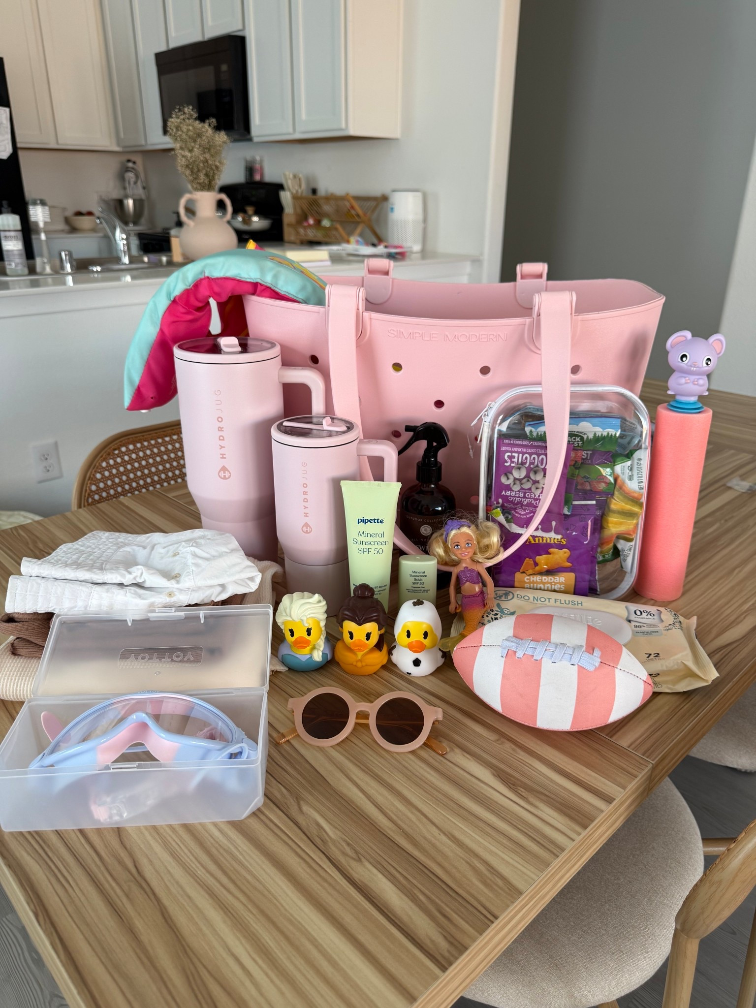 pool bag essential 🌴