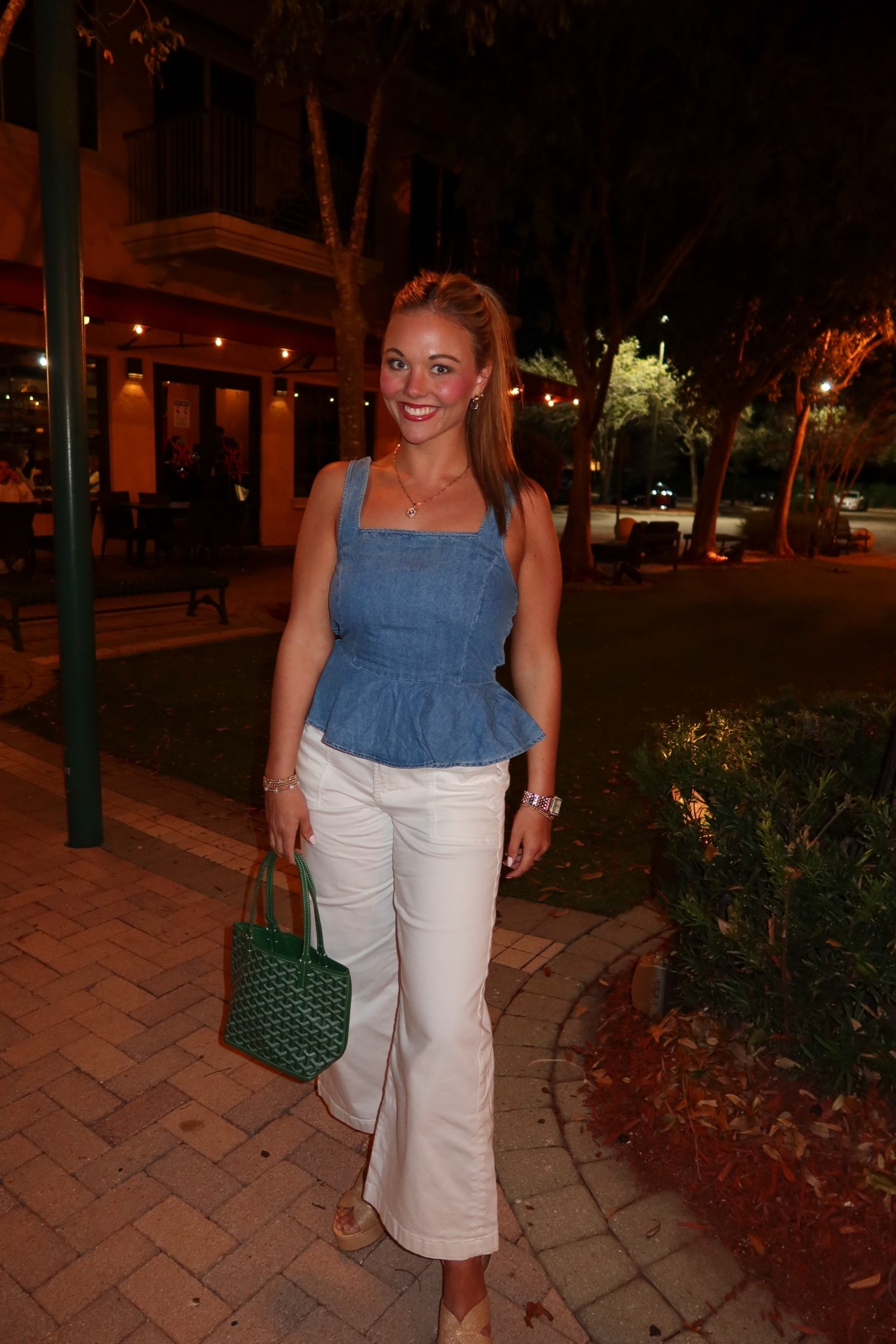 My top is currently unavailable @VICI , but I linked several adorable alternatives!
My jeans are a size 4

I’m 5’3, size 4-6, 135 lbs