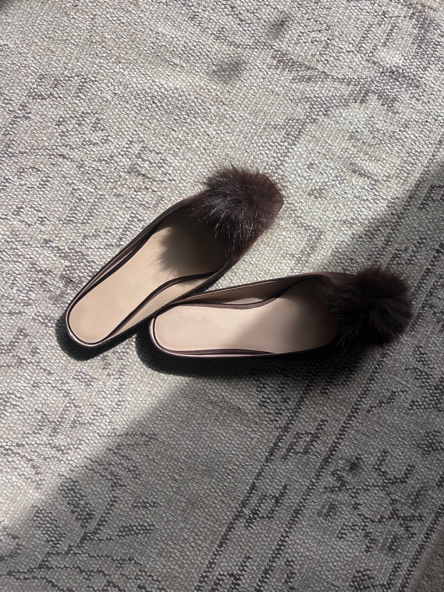 A little chocolate 🍫 brown palette cleanse. 🤎


Tuckernuck, Tuckernuck shoes, quiet luxury, chocolate brown, chocolate brown shoes, mules, Pom Pom shoes 

#LTKValentine #LTKOver40 #LTKgrwm