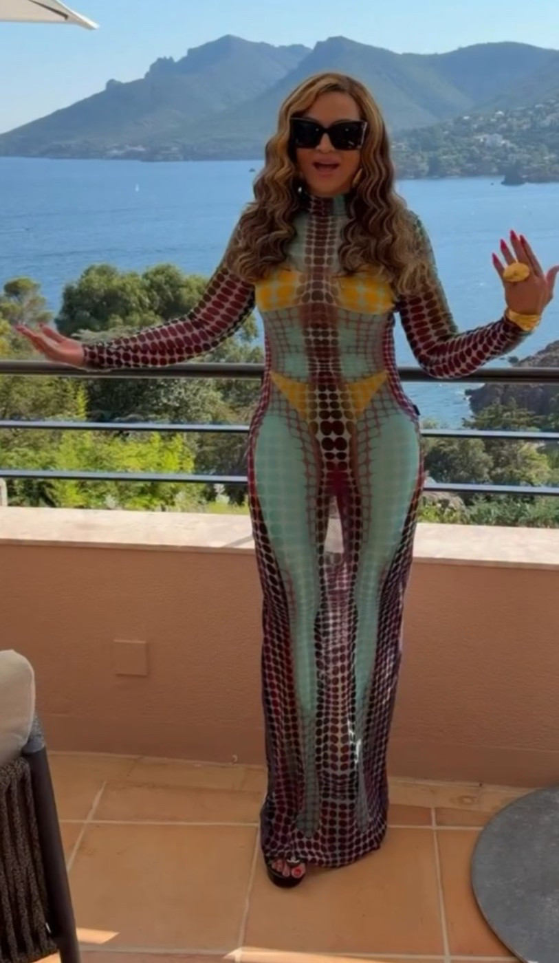@mzbilliejean types, “Miss Tina looks amazing! 😍 Where is this dress from?” @mstinaknowles did her signature corny joke series, south of France edition, wearing a $760 @jeanpaulgaultier Re-edition Blue Dots Long Dress. Hot! Or Hmm..?

📸 @mstinaknowles

#mstinaknowles #jeanpaulgaultier #fashionbombdaily #fbdaily #celebritystyle