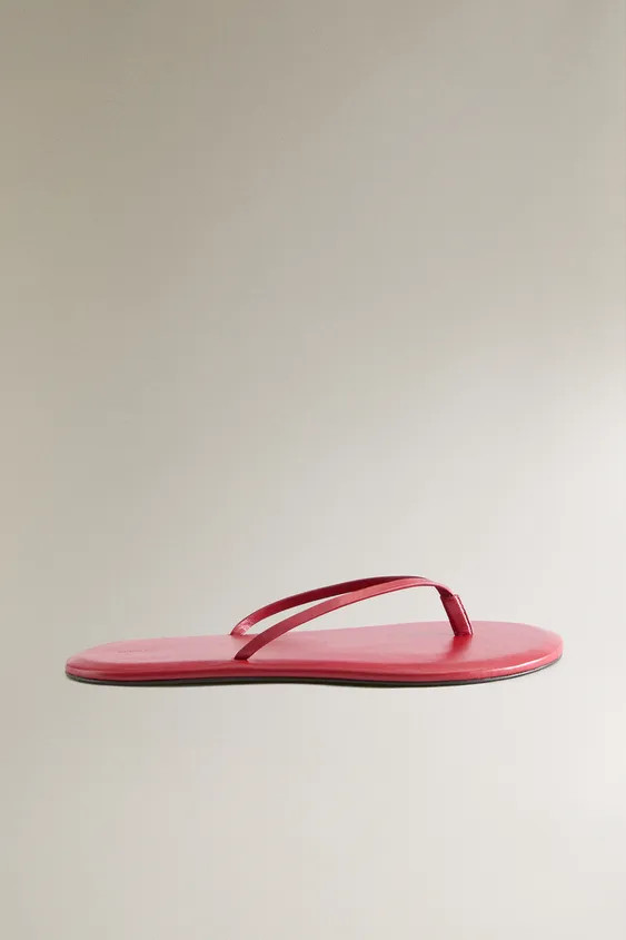Flat leather sandals. Straps with toe divider. | Zara UK