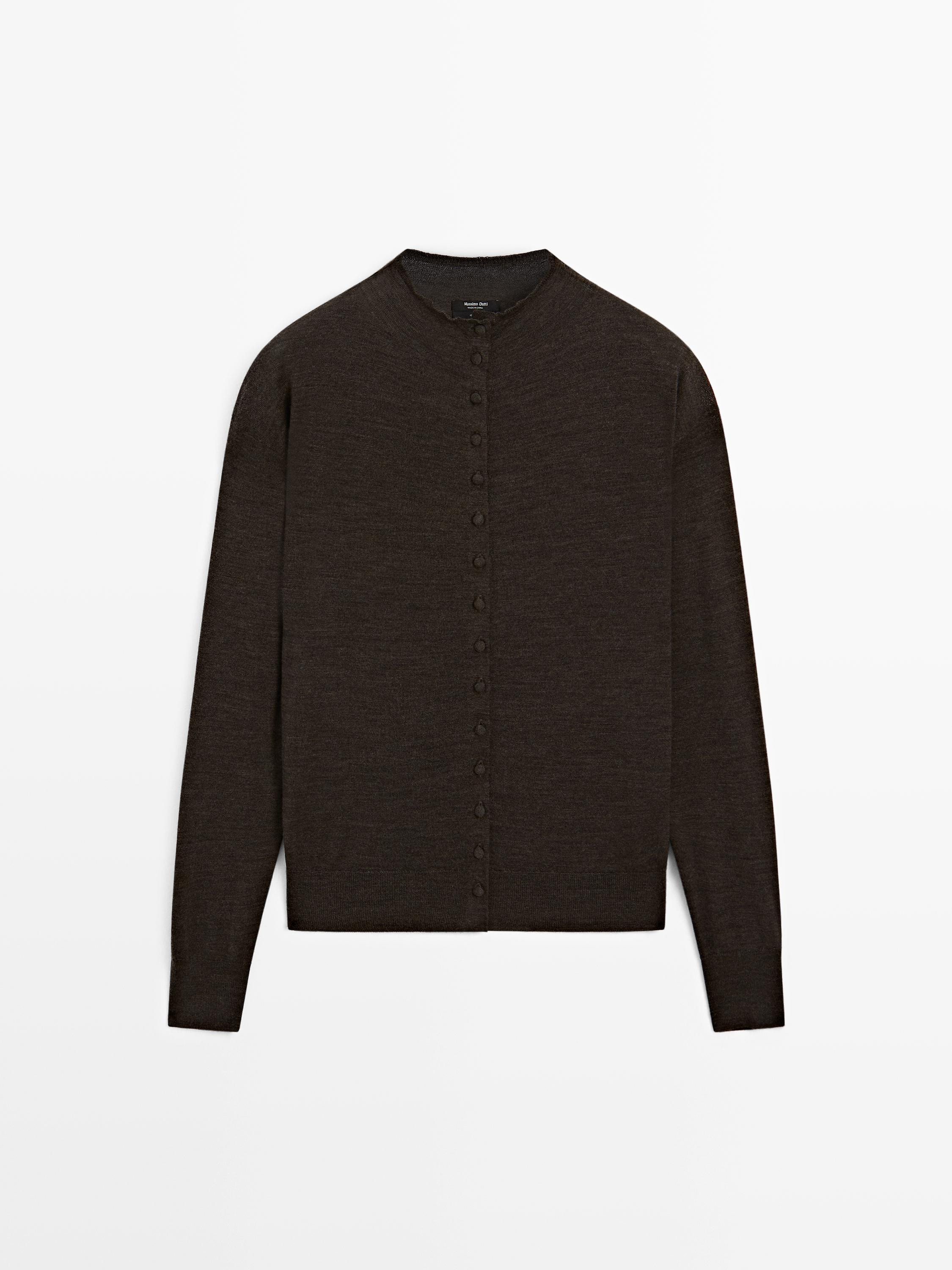 Cardigan mit geripptem Stehkragen und bezogenen Knöpfen | Massimo Dutti DE