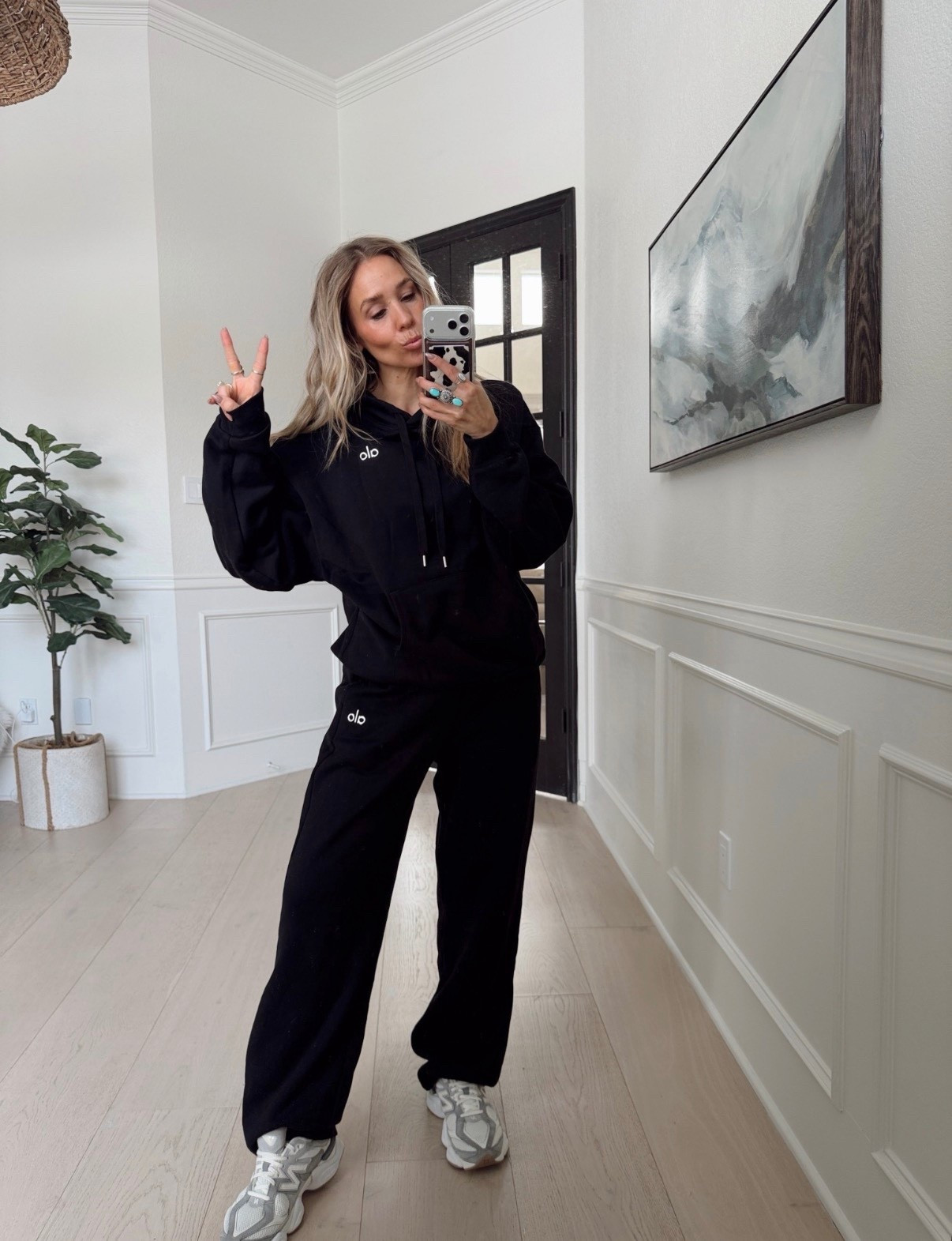 🤍 Splurged on this Alo set and so happy about it. 
I did my normal size / s / and it’s perfectly oversized. 🖤🖤🖤