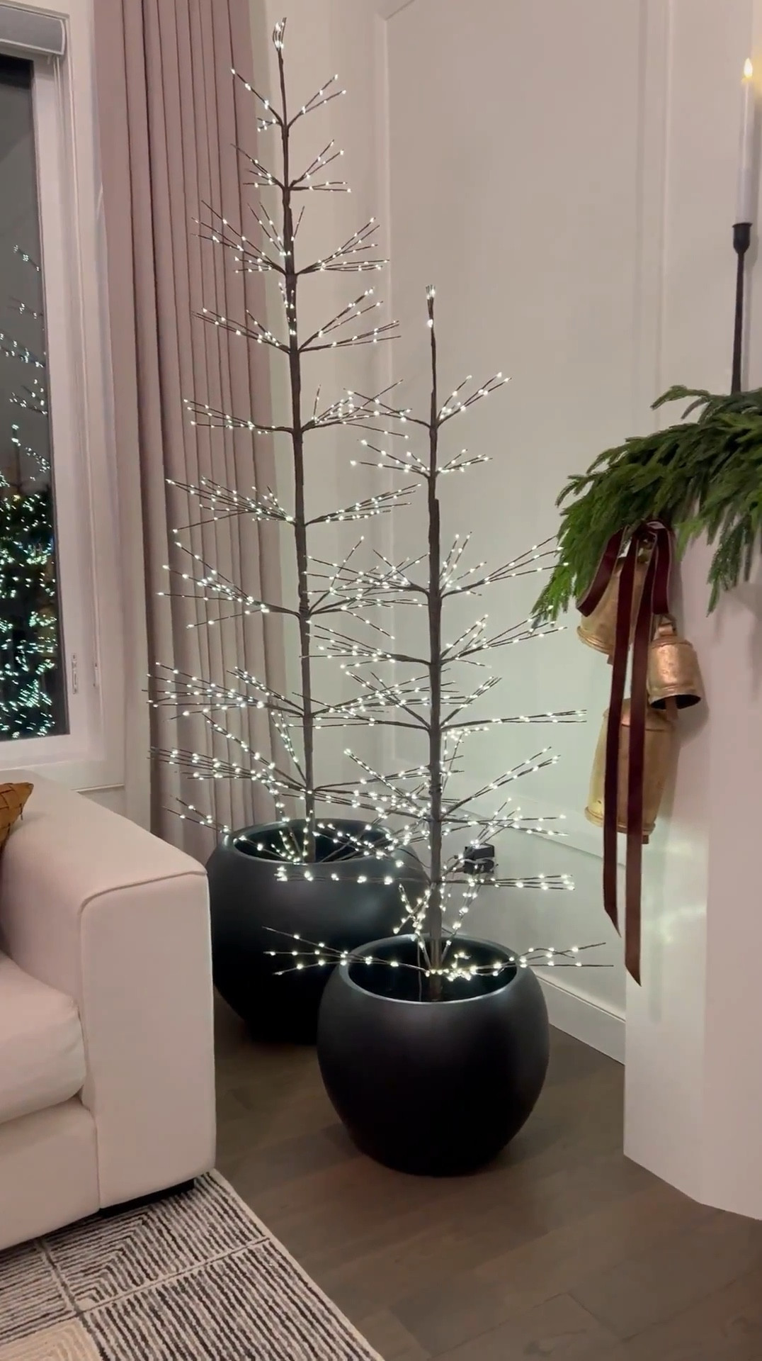 Hey friend! Shop my twinkle lights from Pottery barn ☺️ The planters are size medium and large 💕🫶🏽#LTKHoliday 

#LTKHome #LTKSaleAlert