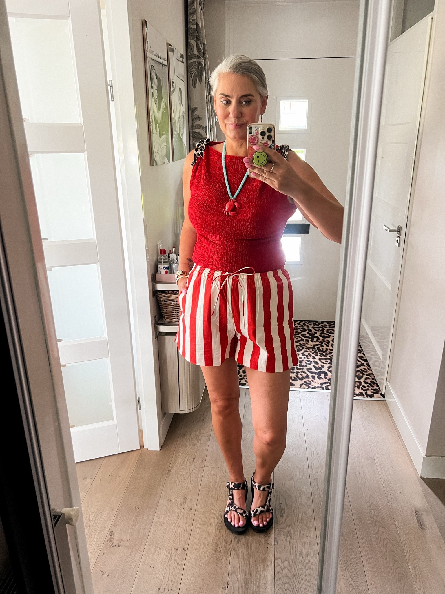 OOTD - Zondag. Rode top (L) en gestreepte short (L). Turquoise ketting met krab. Hele oude leopard print sandalen.

#LTKnederlands #LTKeurope #LTKsummer