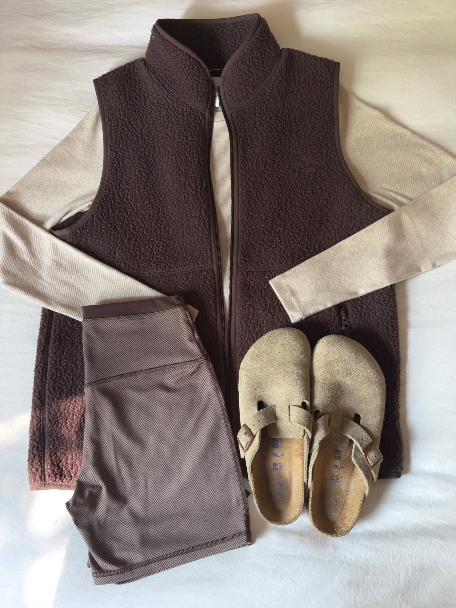 Vest + biker shorts 🤎 

#earlyfall #fallfashion #fallaesthetic #ootd #outfitinspo #outfitideas #outfitinspo #vest #fleece #polartec #abercrombie