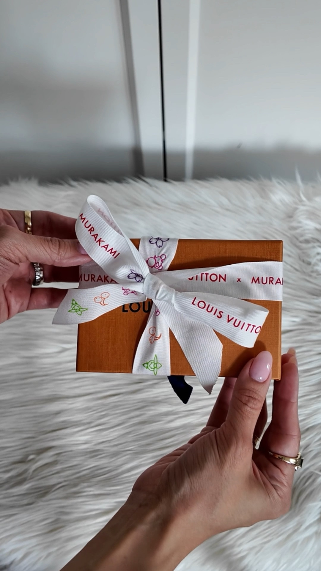 Is it just me or was the #LouisVuitton and #TakashiMurakami Chapter 2 Cherry Blossom Collection a bit underwhelming. The ONE item I knew I really wanted to buy was the Spell On You fragrance because of the pretty bottle. Unfortunately, I did not love the super sweet powdery floral scent. Imagine my disappointment when I found out that the fragrance in the upcoming Chapter 3 Cerises/Cherry Collection will also be Spell On You. Why, LV?! Anyway, I'm glad I was able to pick up this bandeau. It's one of only two items I purchased from this drop. Did you buy any Cherry Blossom pieces?

#DomesticatedMe
------------------------
¿Soy la única que se siento un poco decepcionada con la ultima colección de Louis Vuitton y Takashi Murakami? El único artículo que sabía que quería comprar era la fragancia Spell On You por su bonito frasco. Lamentablemente, no me gustó su aroma floral súper dulce y atalcado. Imaginen mi tristeza cuando descubrí que la fragancia de la próxima colección Capítulo 3 Cereza también sería Spell On You. ¡¿Por qué?! En fin, me alegro de haber podido conseguir este bufanda de seda. Es uno de los dos únicos artículos que compré en este lanzamiento. ¿Compraron alguna pieza de Cherry Blossom?

#LVxMurakami #LouisVuittonUnboxing #LVAccessories #LuxuryFashion #UnboxingReel #FashionReels #TrendingNow #UnboxWithMe #LVLimitedEdition 