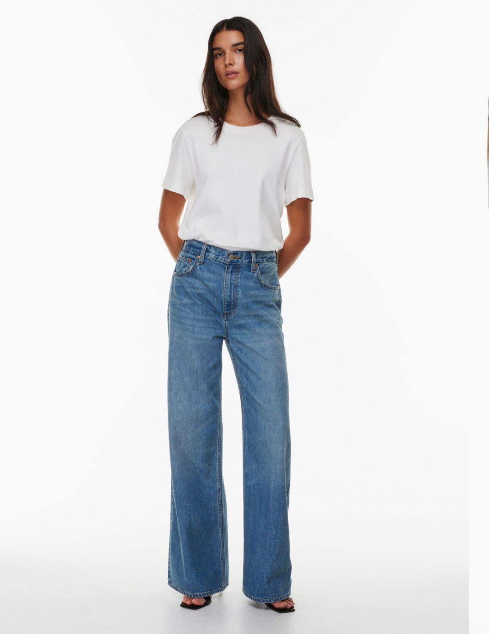 The 90s Relaxed Hi-Rise Wide Jeans by Aritzia 😍 I’m dying to get my hands on these! I love this classic, loose fit with an oversized tee shirt 👕 

Jeans for women 
Denim for women 
Wide leg jeans 
High rise jeans
High waist jeans 
Oversized jeans 
Cozy denim 
Blue jeans for women 
Wide leg pants 

#LTKstyletip