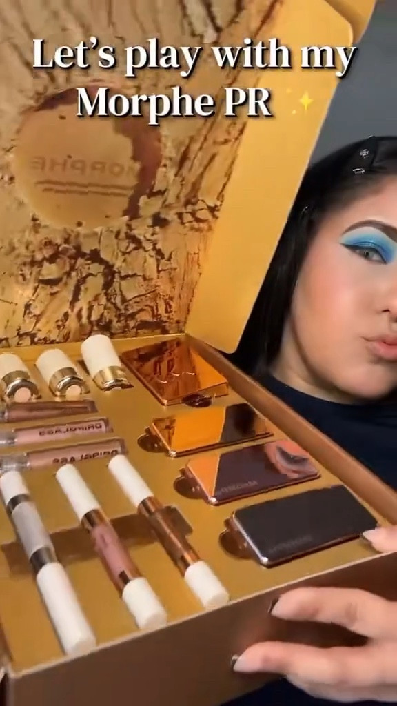 Let’s play with some of the goodies I got in MY FIRST Morphe PR package and of course I had to go full ✨Euphoria energy✨ when I say they didn’t disappoint I mean IT!! 💙

Blue sparkle, rhinestones, and liner art that makes you stare twice… this look feels like a dream turned into glitter. Morphe really understood the assignment.🦋💫

The FIRST of many looks to come from this collection 😉

Product details: ⬇️
✨ Highlighter Stick (Over Ice)

✨ Mixed Signals Dual-Ended Cream & Liquid Shadow Stick (Timely/Timeless)

✨ Dazzled Drip Glass High Shimmer
Lipgloss (Pink Sapphire)

•
•
#morphe #giftedbymorphe #makeup #beauty #beautyinfluencer