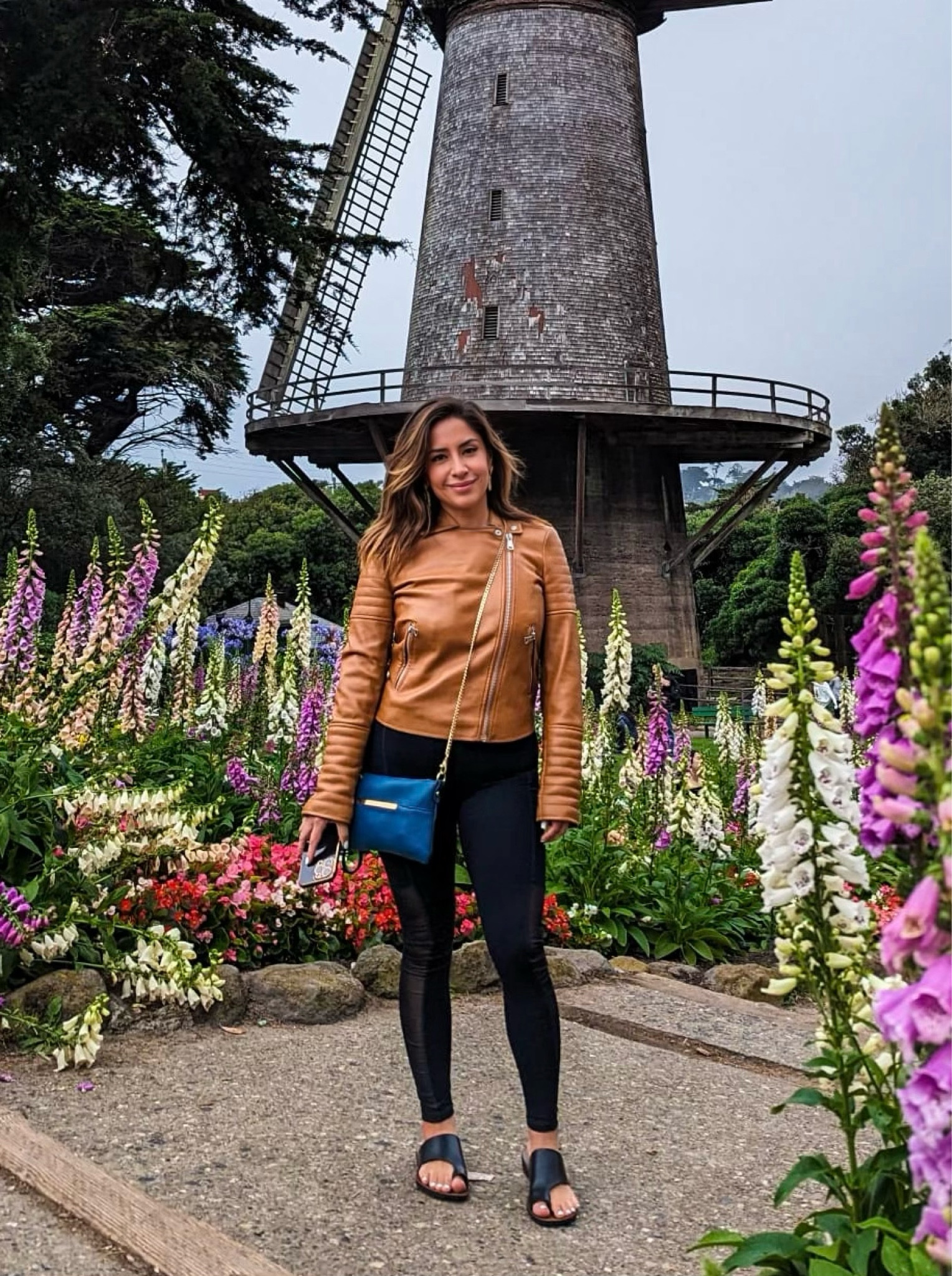 🍂🍁🍃 Everyone needs that staple faux leather jacket 🤍
Size: Xsmall
Leggings: Small
Sandals: 6

#LTKunder100 #LTKunder50 #LTKshoecrush