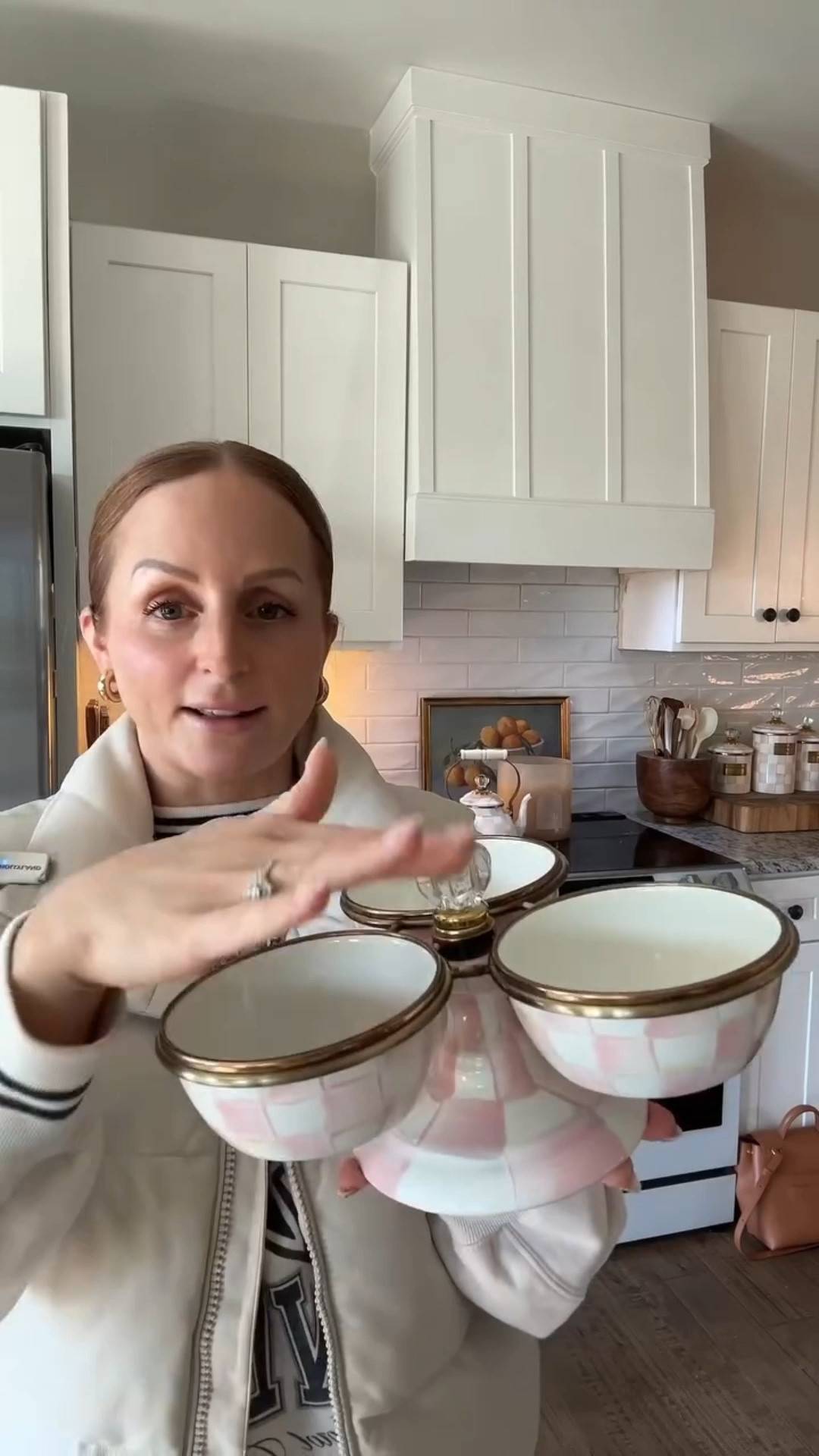 Watch to the end & tell me which one you’d snag first!! Comment “FALL” if you want them sent to you 🤎🤍 I’m loving checkered pattern & gold! 

#homedecor #kitchendecor #checkered #officemusthave