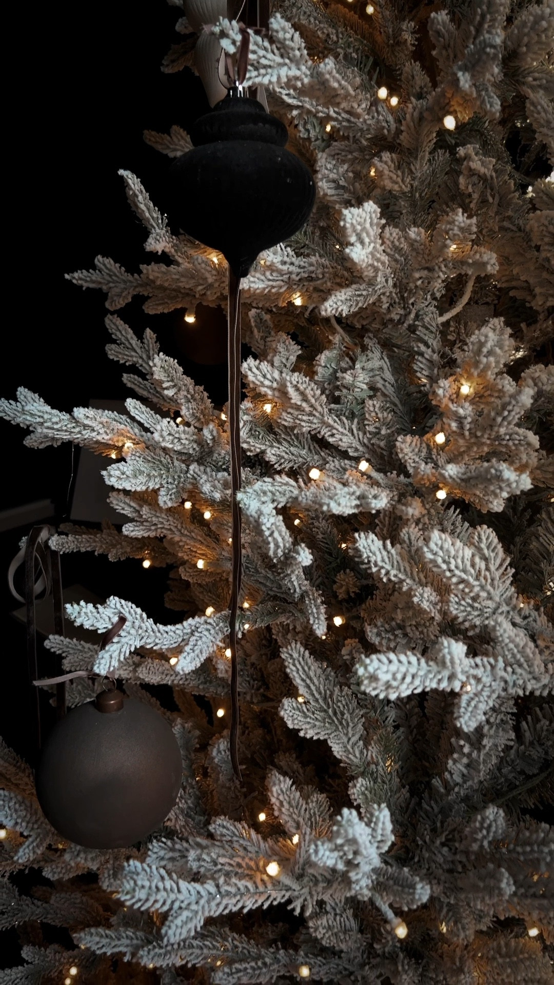 a moody Christmas will forever have my heart! I’ve had this flocked Christmas tree for two years and I adore it. You have two options for light settings (twinkle or soild) 


Christmas Tree, Christmas Decor, Moody Christmas, Modern Organic, Christmas ornaments, Tree Skirt, 

#LTKHoliday #LTKHome #LTKSeasonal