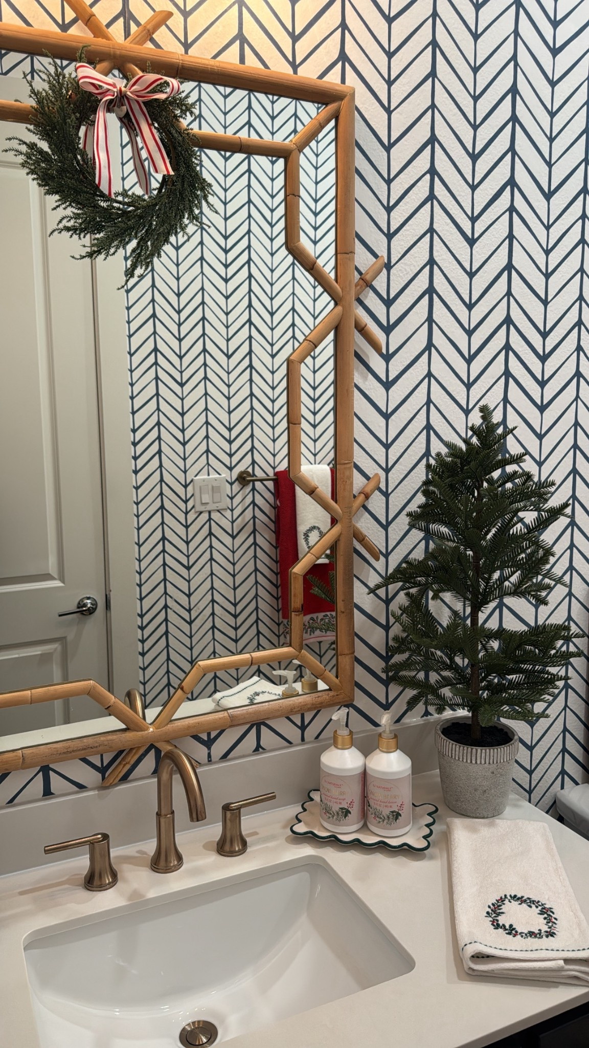 Bathroom Holiday Decor in My Home 🎄

#bathroom #christmas #holiday #homedecor #decor #holidaydecor #christmasdecor 

#LTKHoliday #LTKSeasonal #LTKHome