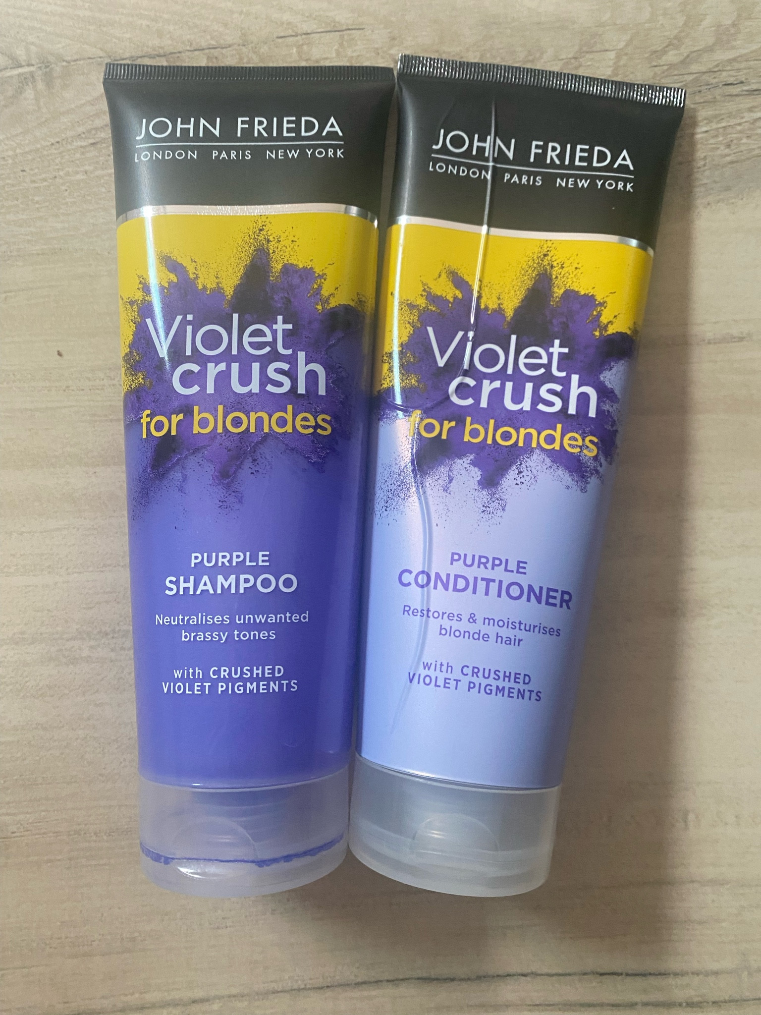 Cabelos loiros necessitam dessa dupla da marca John Frieda para desamarelar o cabelo e essa dupla de milhões com pigmento roxo tira no primeiro uso sem ressecar os fios!! Eu amo de paixão e está de promo na  #amazon por apenas R$49,90 cada !! Só o ouro #LTKBrasil #TeoriaNaPraticaLTK 