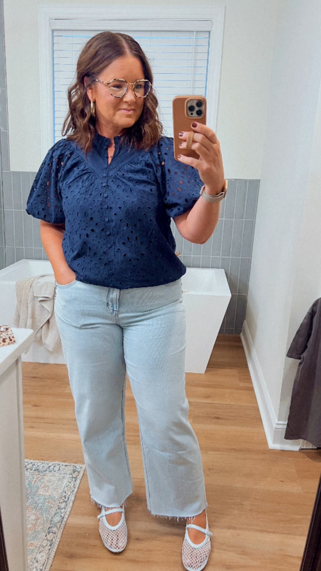 Been awhile since I reallllly loved a pair of jeans but these from AE are 💯💯 cute Amazon top and shoes are on clearance from Walmart. Here’s to a great year!🍎🍎