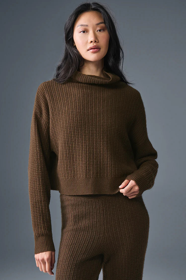 Cashmere Plush Waffle Turtleneck Pullover - Espresso | Alo Yoga (US)