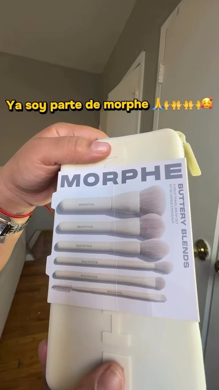 Todavía no lo supero 😭✨
Ya soy parte de Morphe y estos productos están DEMASIADO hermosos 😍

Las brochas difuminan súper suave y el blush deja un color precioso en la piel 💕
Literalmente te hace el maquillaje más fácil y con mejor acabado

Si te gusta ese look natural con glow… esto lo necesitas 💯 @morphebrushes