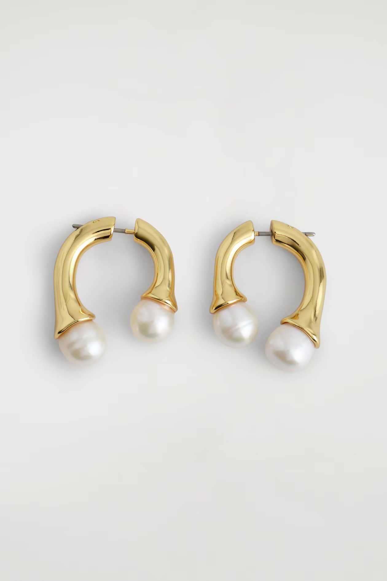 ARCHED FRESHWATER PEARL EARRINGS - GOLD | COS GB | COS UK