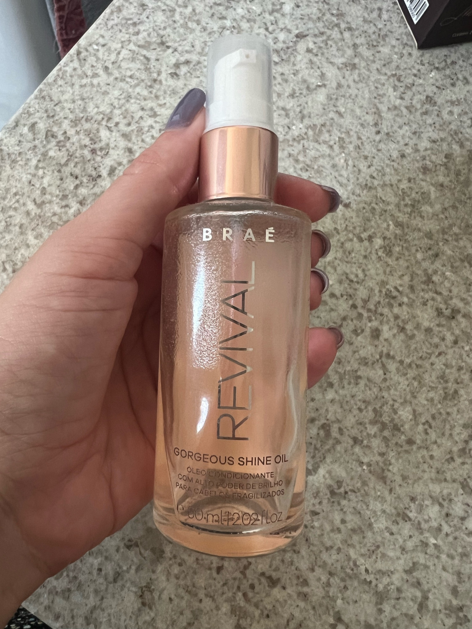 Esse é o Gorgeous, óleo capilar da linha Revival da marca Braé| Pra mim ele foi surpreendente, primeiro seu cheiro é uma delicia(um ponto bem importante pra mim), depois sua consistência é mais grossinha que os demais, ou seja, sinto que ele nutre e trata de forma mais otimizada os fios. Por isso prefiro usar ele na etapa de umectação noturna, pois assim não preciso usar tantos pumps para sentir que ele está realmente umectado como outros óleos mais leves. E por último, o tamanho dele é simplesmente ideal, nem tão grande pra levar na bolsa e nem tão pequeno para durar um tempo relativamente bom👍🏼✨

#LTKU 

#LTKbeauty 

#LTKbrasil