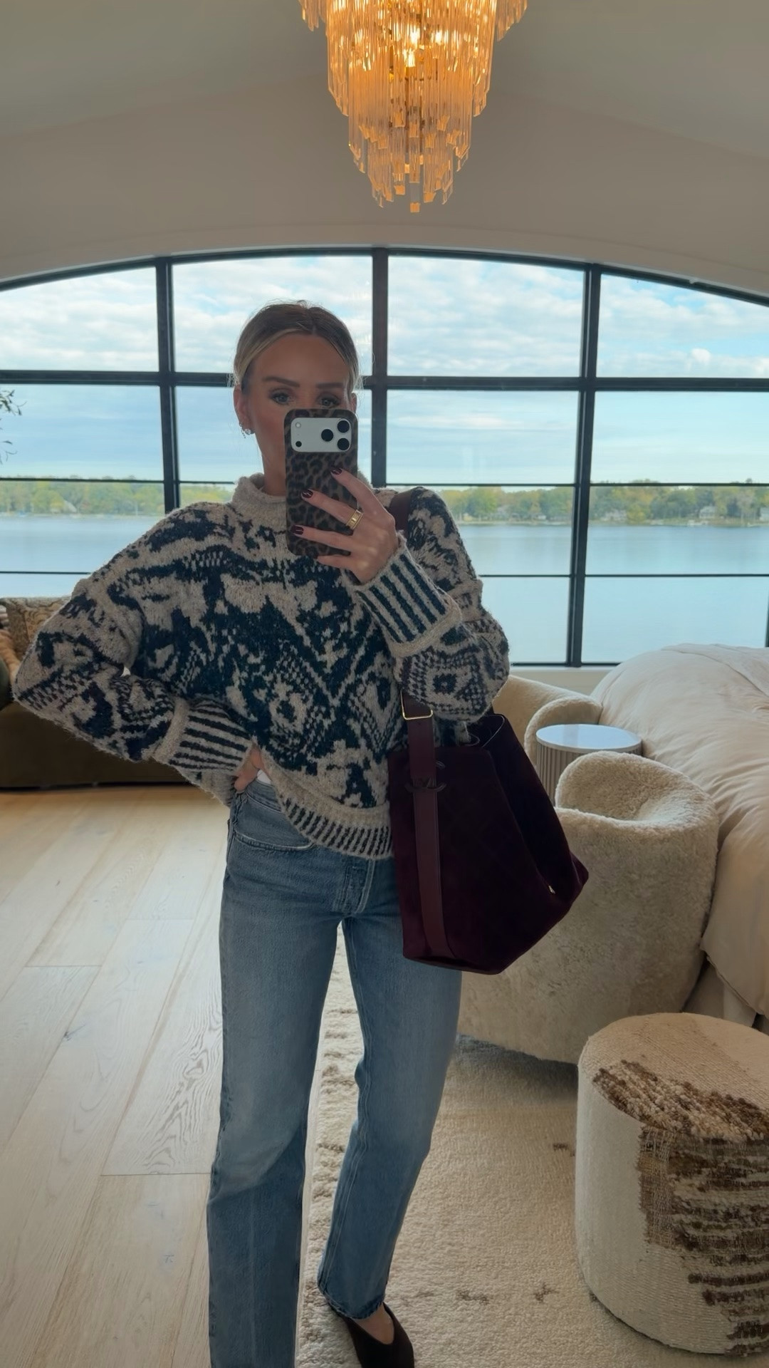 Definitely one of the most stunning sweaters I’ve found this season 🤩 paired with same denim giving vintage Levi’s vibes 🤌