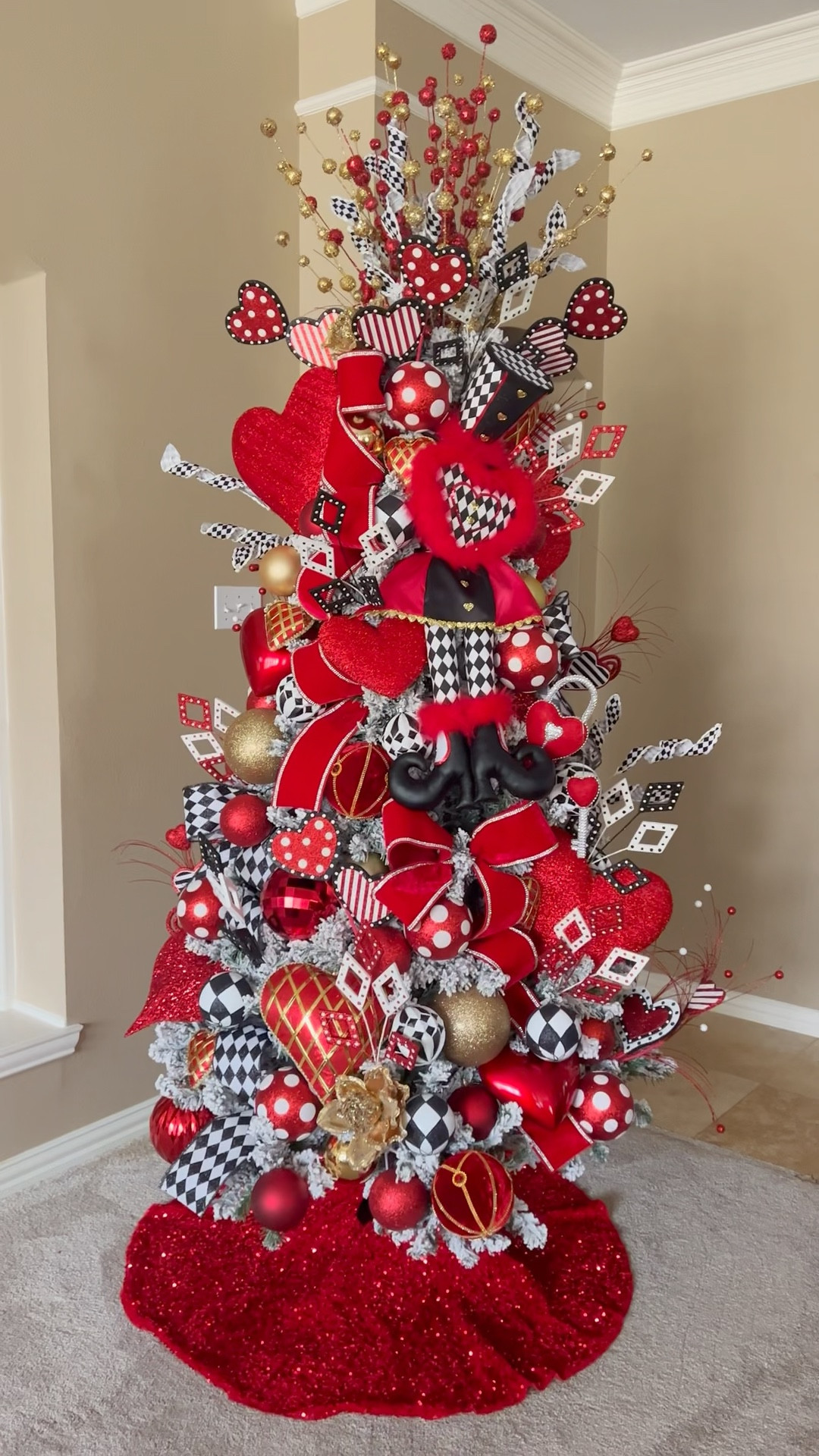 Shop my Queen of Hearts themed Valentine’s Day tree! ❤️🤍🖤

#LTKfindsunder100 #LTKhome #LTKSeasonal