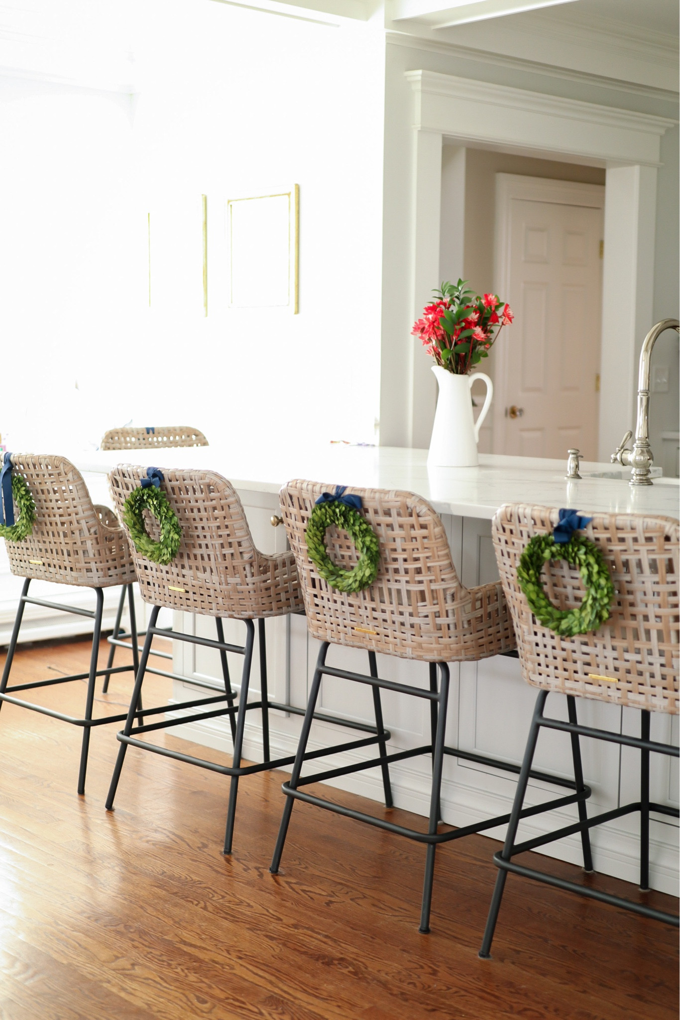 Minimal chic holiday home decor. I love the mini boxwood wreaths over the back of kitchen stools, over a mirror, or in the windows! Add your own ribbon for a personal touch. 



#LTKhome 

#LTKHoliday #LTKSeasonal #LTKHome
