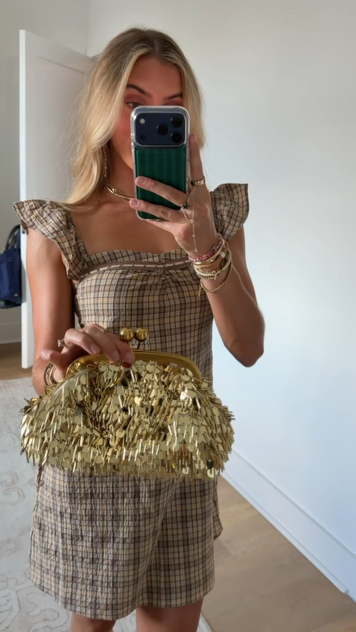Totally glam, Free Assembly's Mixed Sequin Clutch Handbag is ready to add a luxe touch to your look this holiday season. Spacious enough for your essentials—cards, cash, phone, lip-gloss, etc., this just-right clutch doubles as a crossbody with a removable chain strap, letting you go hands free for the evening. A new go-to for the season, you'll love this sequined clutch. Only at Walmart