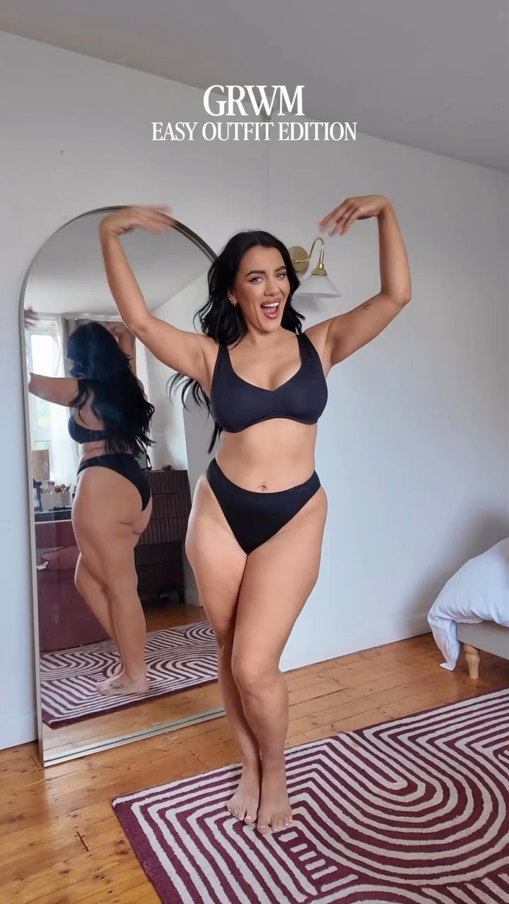 An easy spring outfit that works everytime! Jeans 👖 comment link for deetssss Basic top and a fun trench coat 🧥 Plus my new Spanish love 👜 @loewe @abercrombie @zara #jeans #abercrombiejeans #trench #zaracoat #easyoutfit