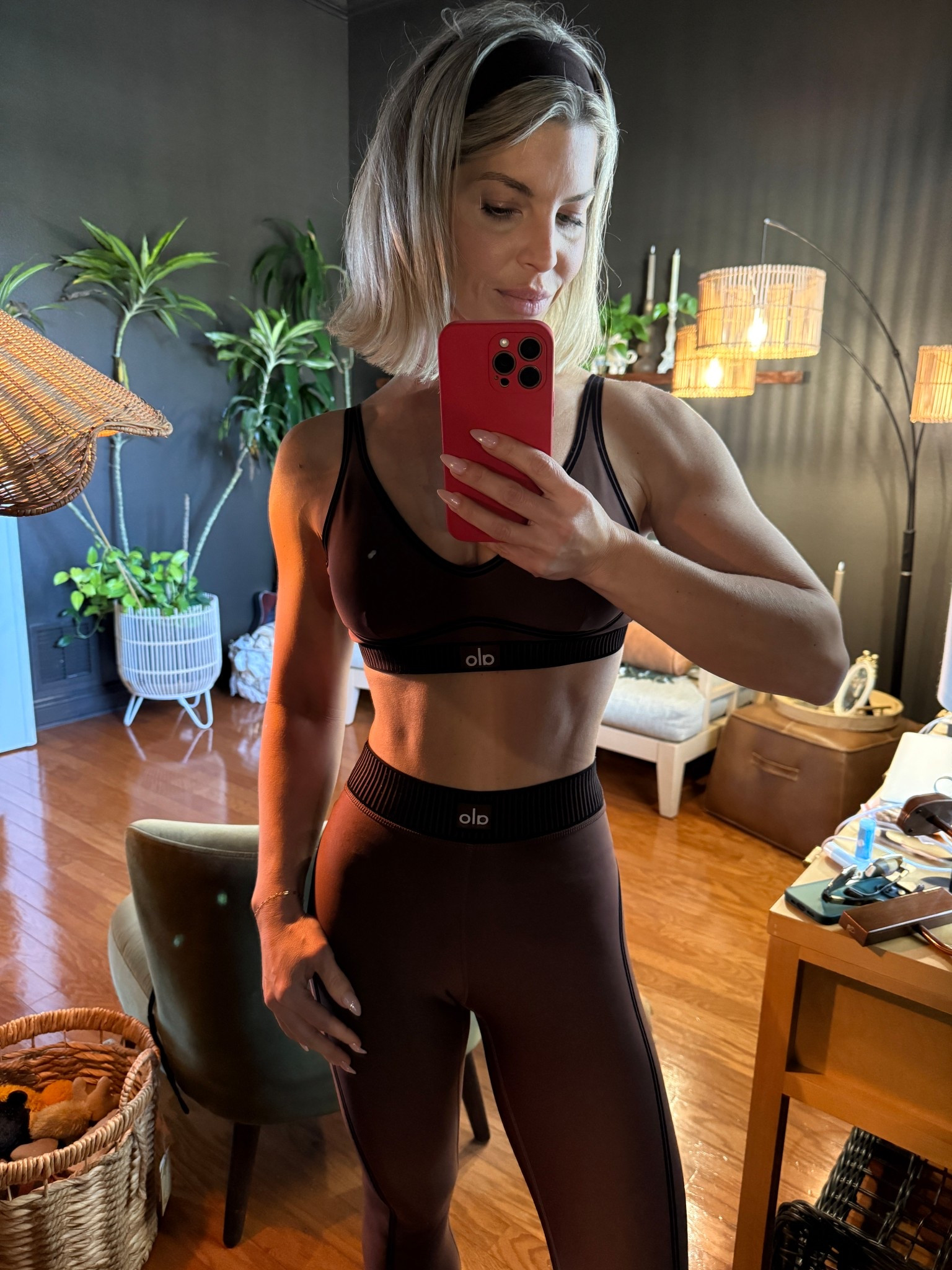 The perfect set, stays up during workouts and super stylish
I have this in brownstone and navy
Bottoms TTS 
xxs bottom 
Top runs small
S  top