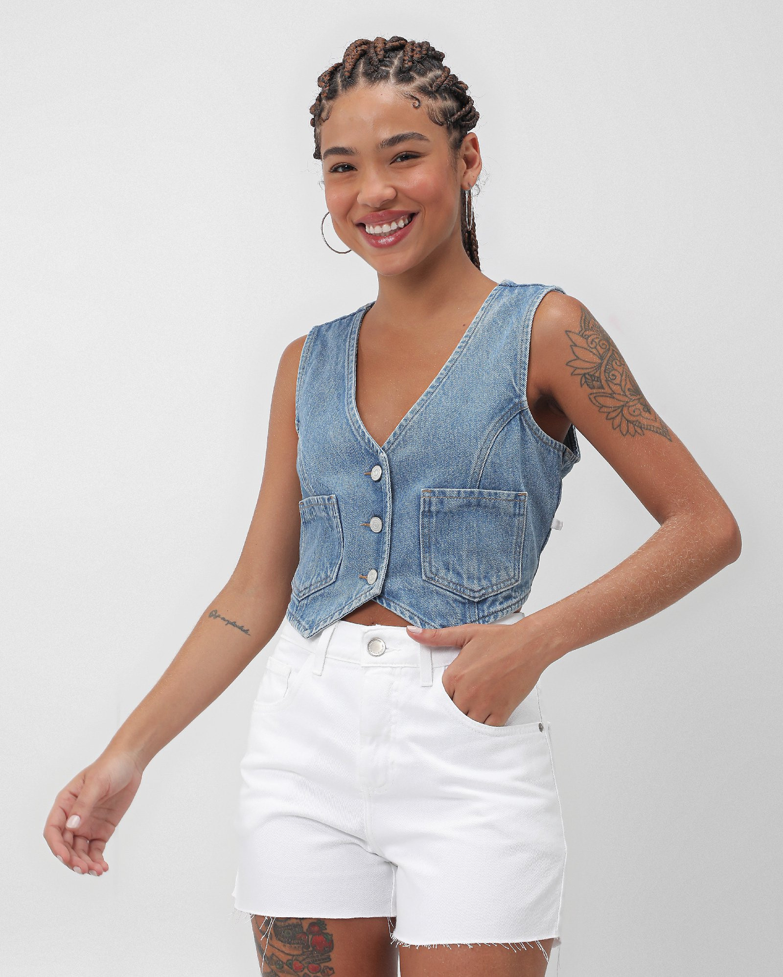 Short jeans color feminino mom desfiado - Branco |  Pool by Riachuelo | Riachuelo (BR)