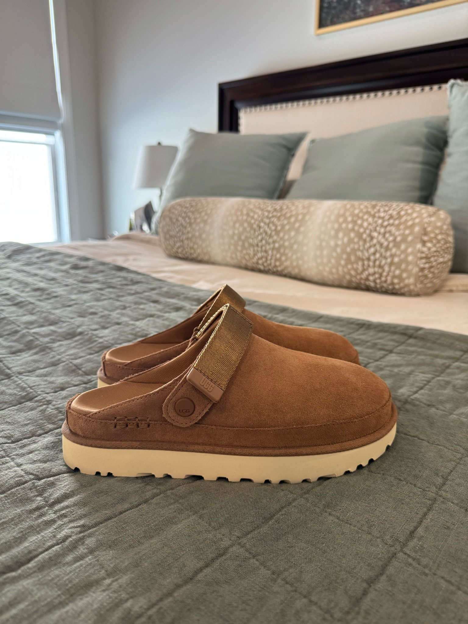 Winter shoes. Winter slides. Ugg slides. Goldenstar Uggs  