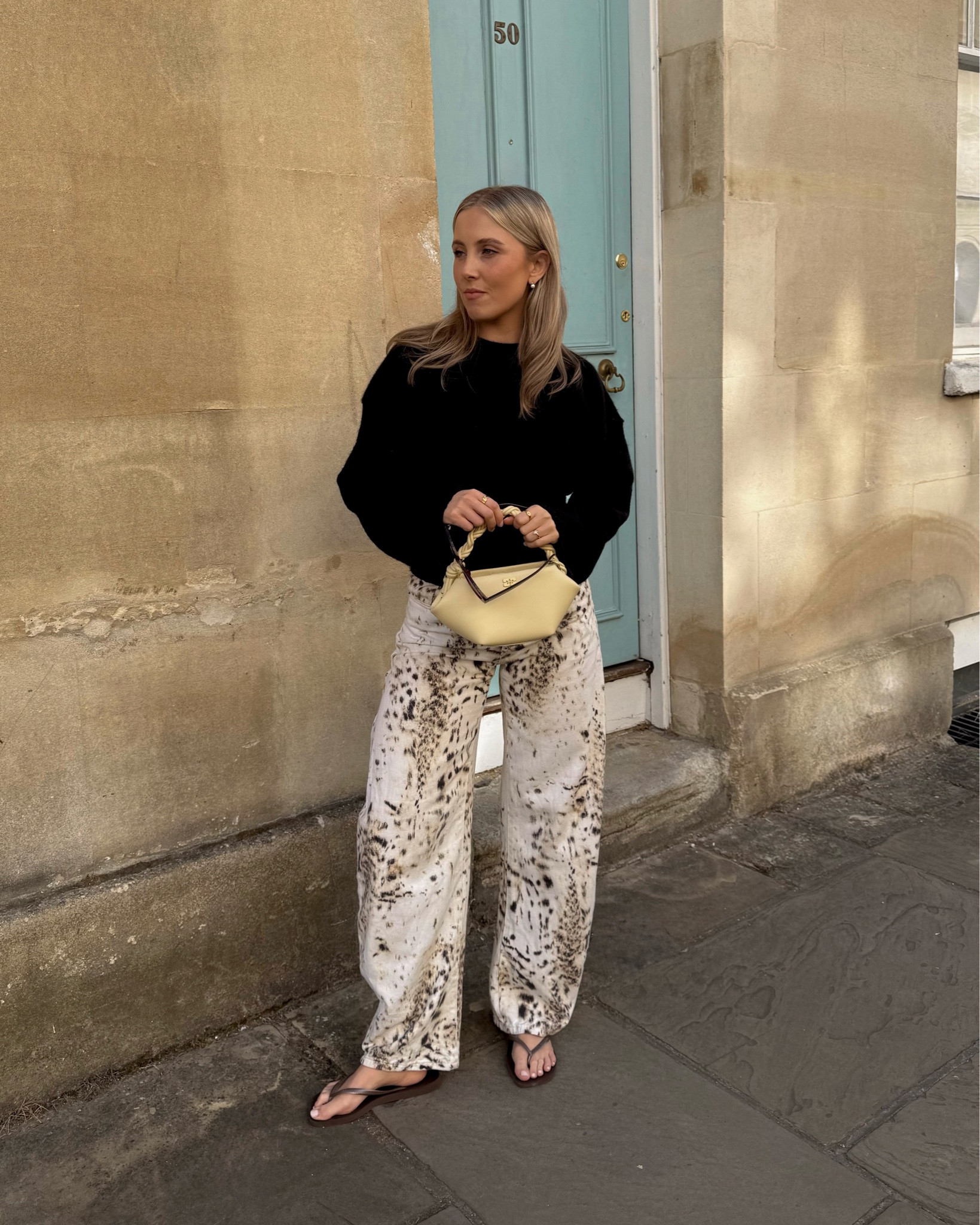 What I wore this weekend, the jeans that do the hard work for you and how cute is the bag 💛

@havaianaseurope working overtime already