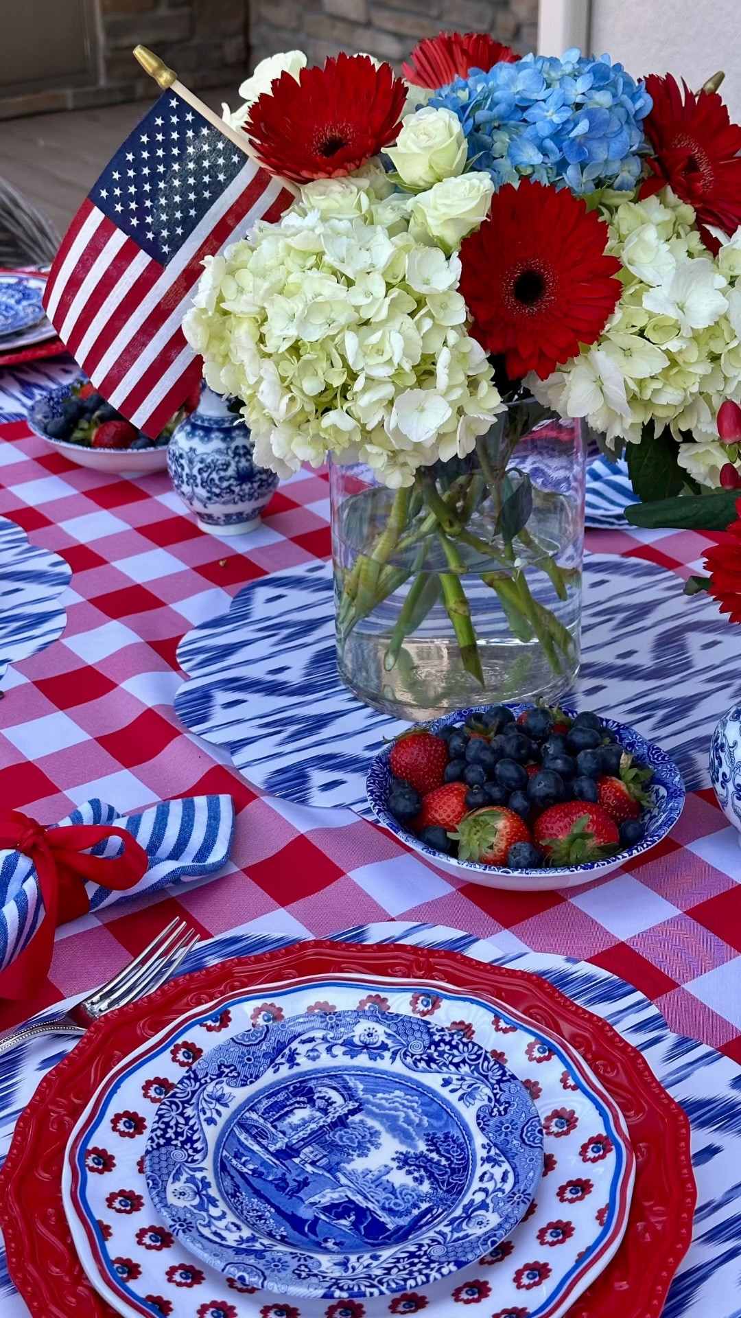 Fun 4th of July/ summer tables!!  Perfect for your next party❤️