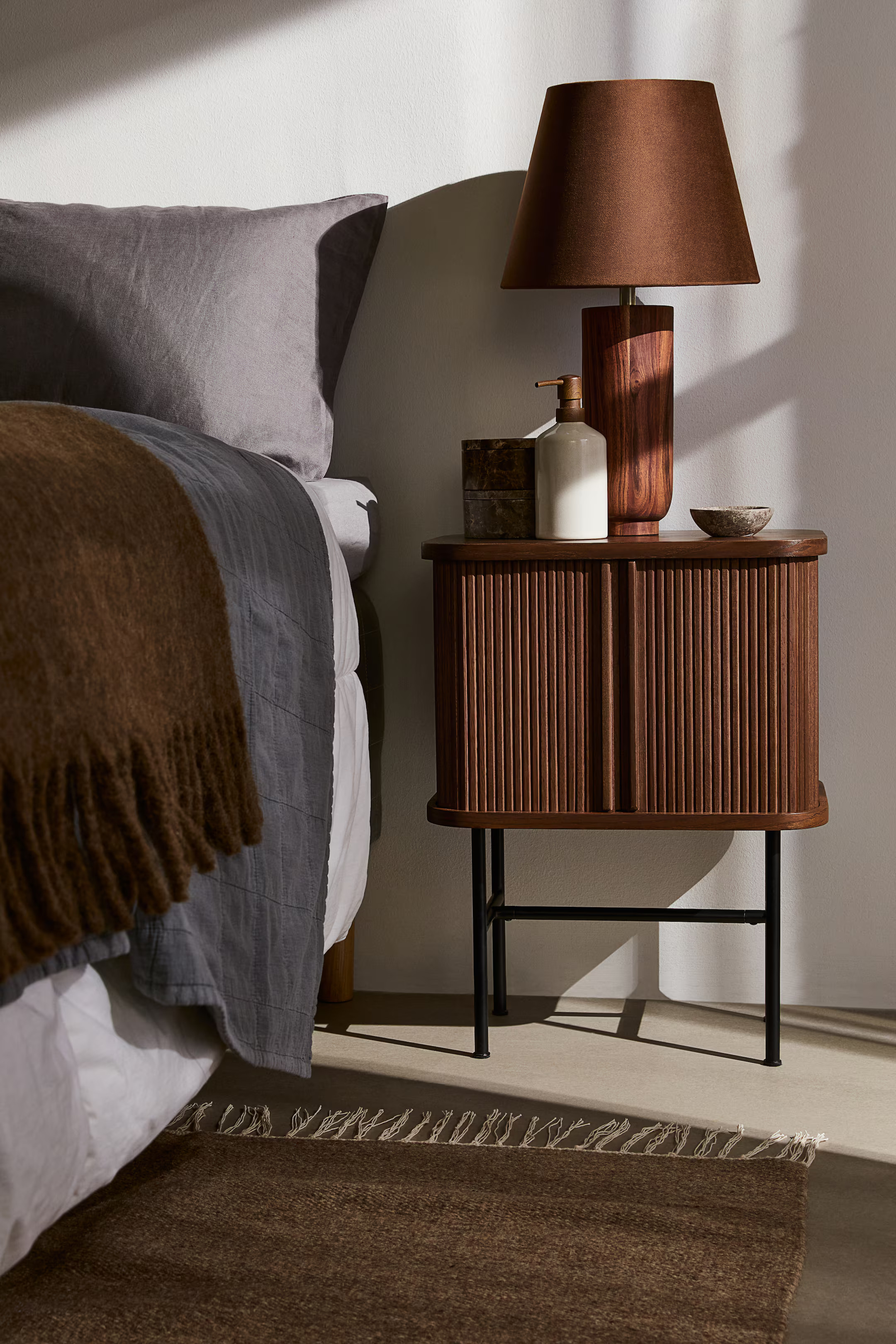 Sliding-door End Table | H&M (US + CA)