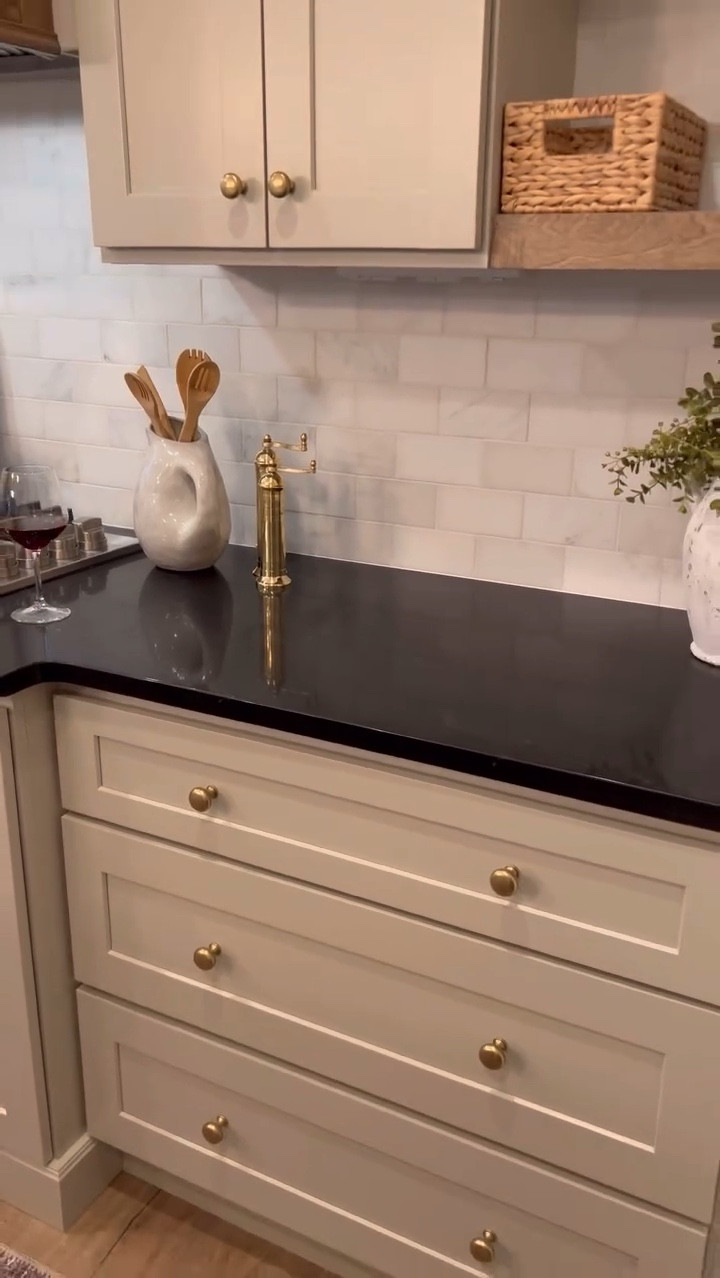 It forever has my heart 😍🖤  these cloths are all I need to keep my black
Quartz looking clean 🤌🏻
#timelessdesign 
#livedinlook #timelesshome #kitchendesign #vadaraquartz #blackquartz #blackquartzcountertops