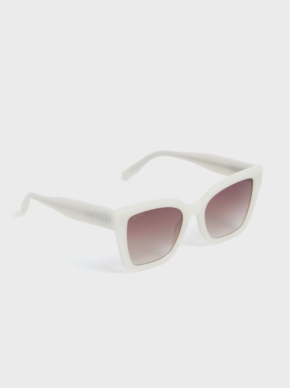 Chic sunglasses
Chic travel sunglasses 


#LTKstyletip #LTKSeasonal #LTKtravel