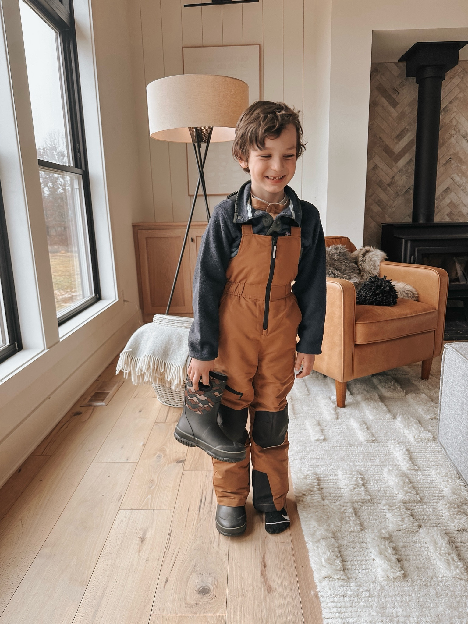 Love these non black snow pants for kids! Such great quality and only $20.

Mom win! 

Cold weather gear, kids, neutral, simple