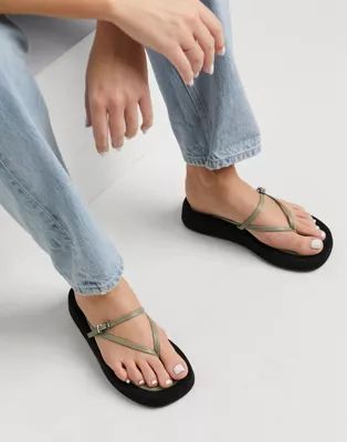 ASOS DESIGN Fateful chunky flip flop sandals in khaki | ASOS (Global)