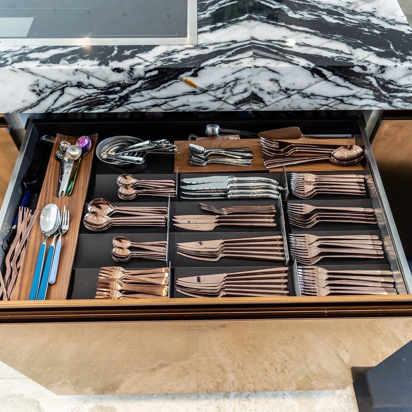 Custom mixed with a touch of Amazon for finishing touches.
⠀⠀⠀⠀⠀⠀⠀⠀⠀
I match product to your homes individual style and aesthetic, this project was modern and sexy so it needed those extra special touches to complete the look while also being functional ✨
⠀⠀⠀⠀⠀⠀⠀⠀⠀
•
•
•
#shaiorganized #professionalorganizer #konmariconsultant #konmarimethod #atx #kitchenorganization #kitchenhacks #kitchendesign #kitcheninspiration