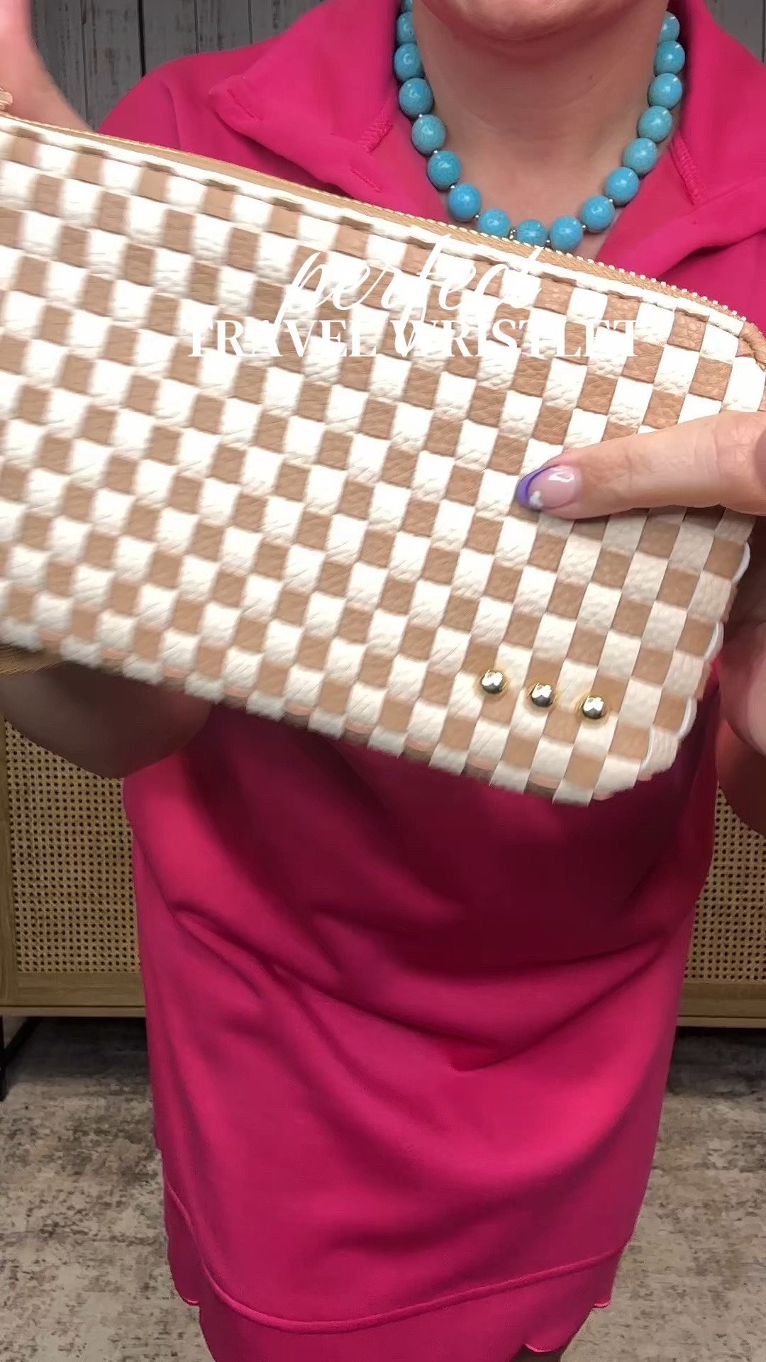 Amazing quality and the perfect size!
#wristlet #wovenwtistlet #clutch #wallet