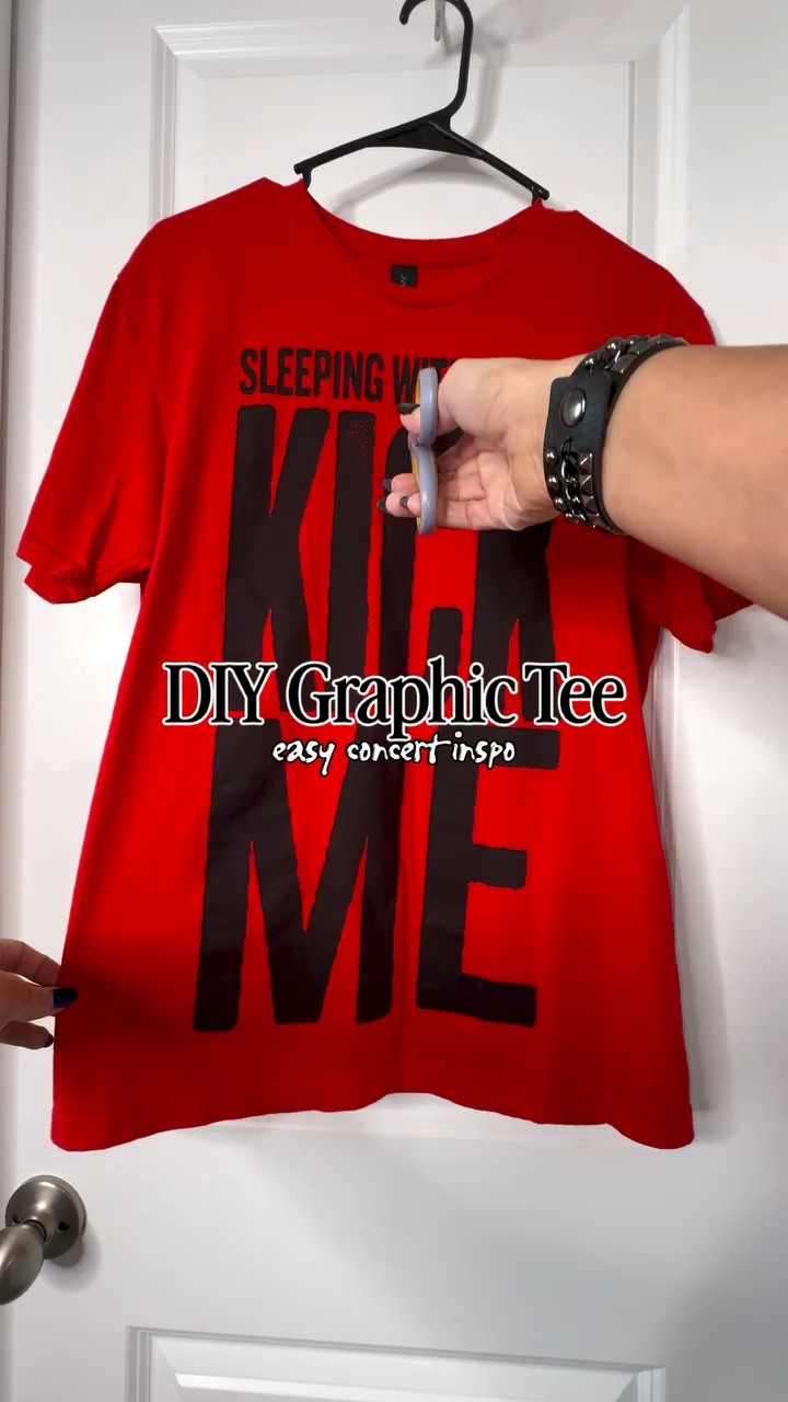 Here’s your reminder you don’t need new clothes… just new ideas 🖤

#sleepingwithsirens #elderemo #altstyle #altoutfit